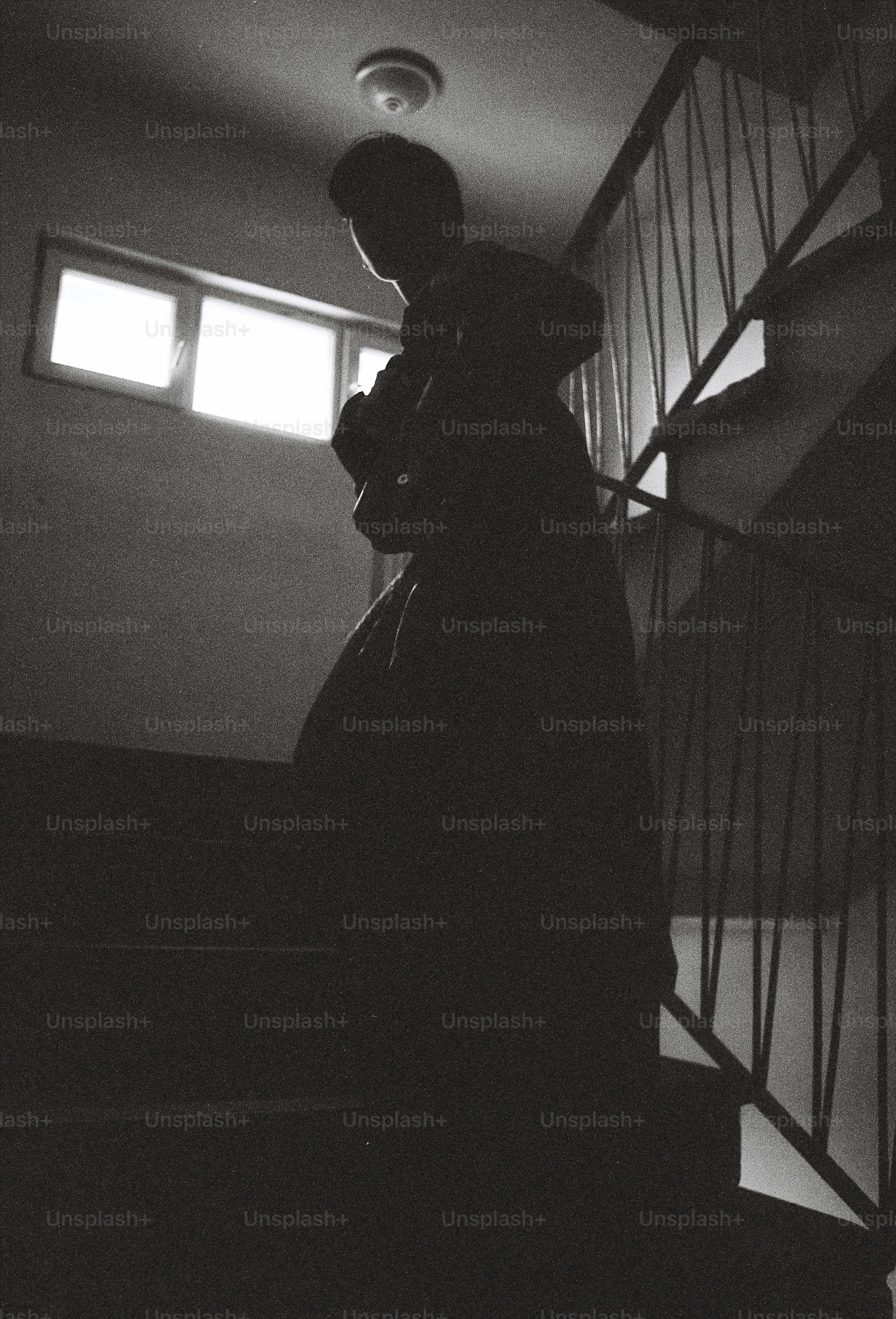 Eine Frau, die eine Treppe hinaufgeht