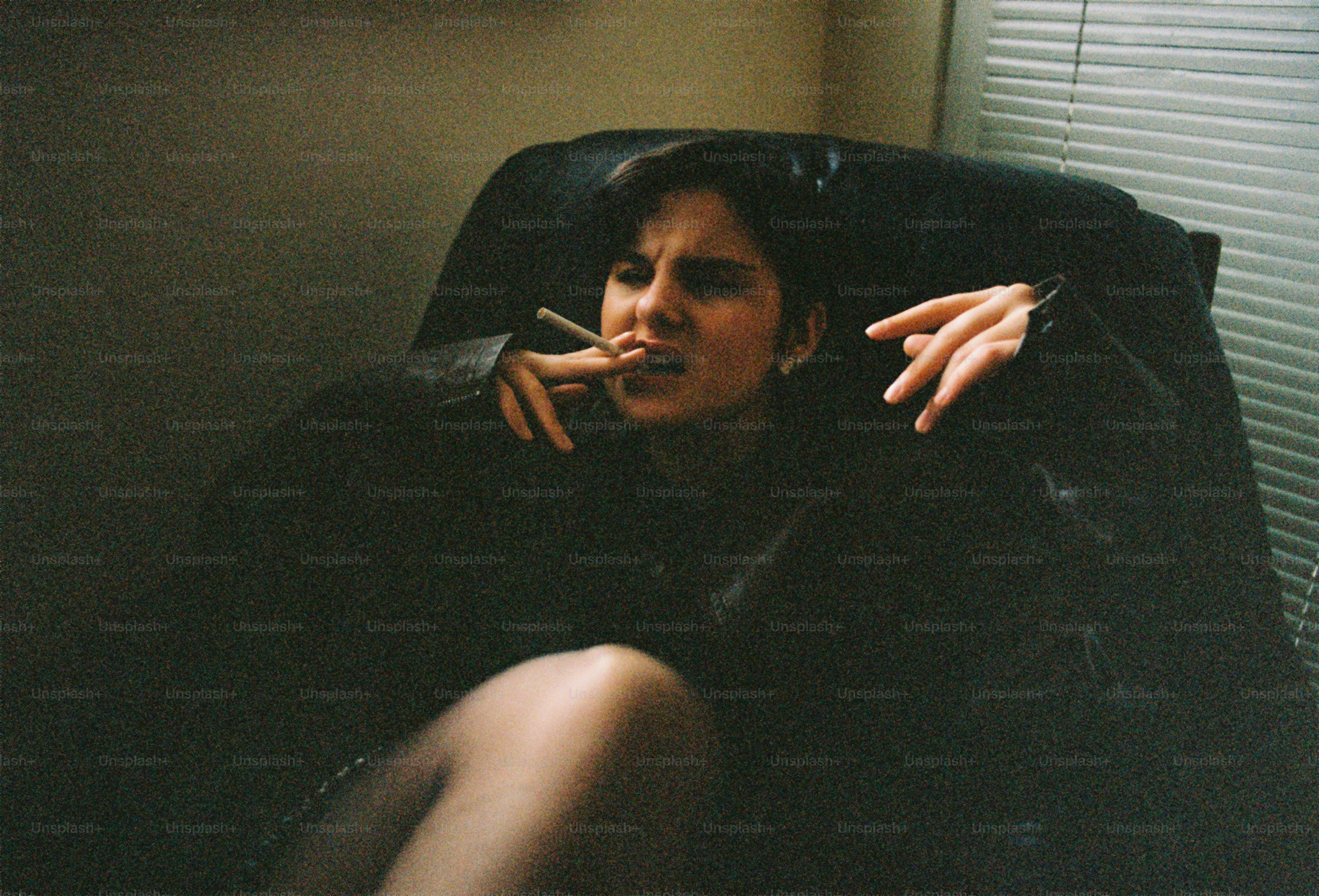 um, mulher, sentando, em, um, cadeira, fumar, um, cigarro