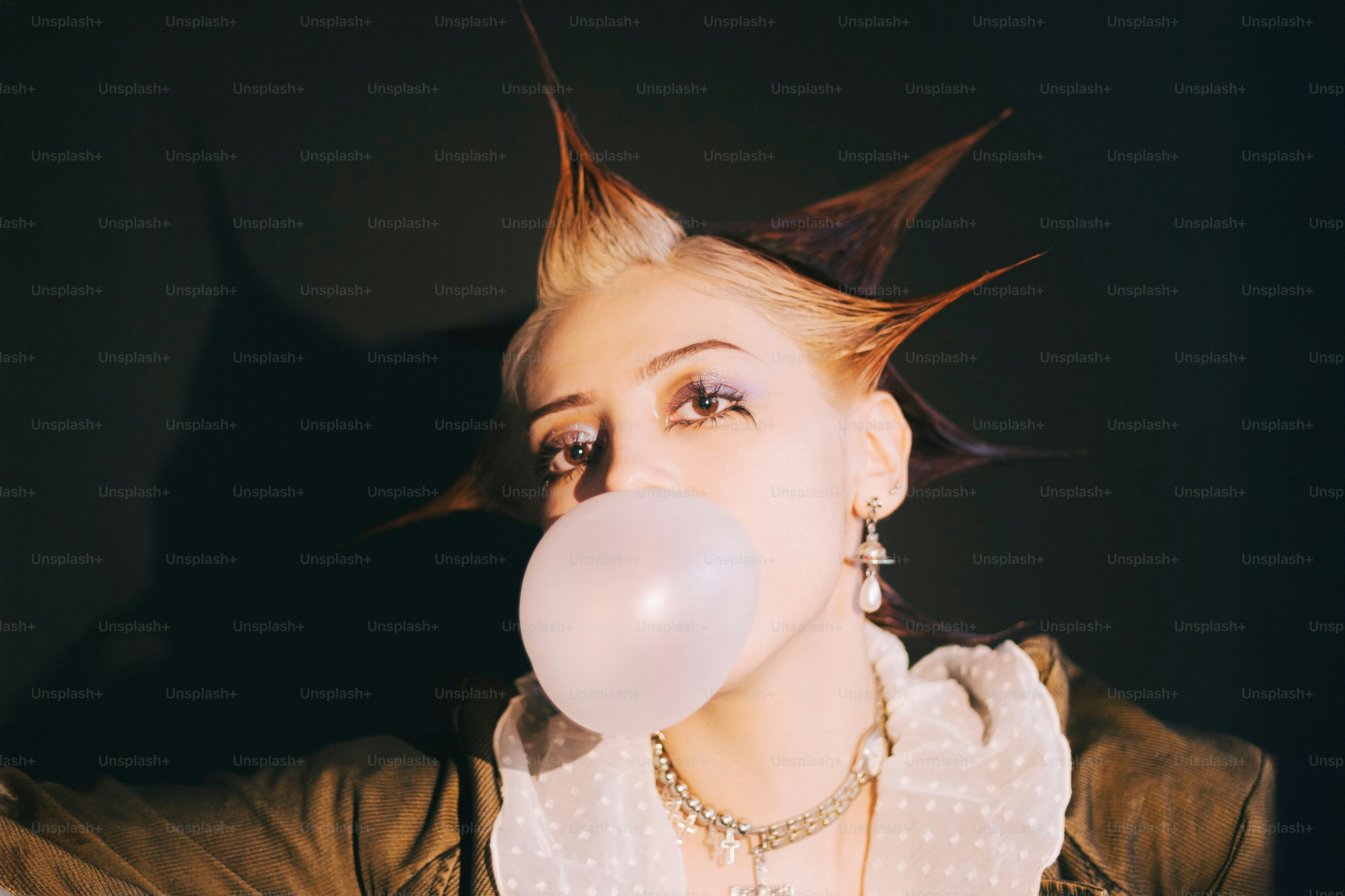 Uma mulher soprando uma bolha com seu cabelo