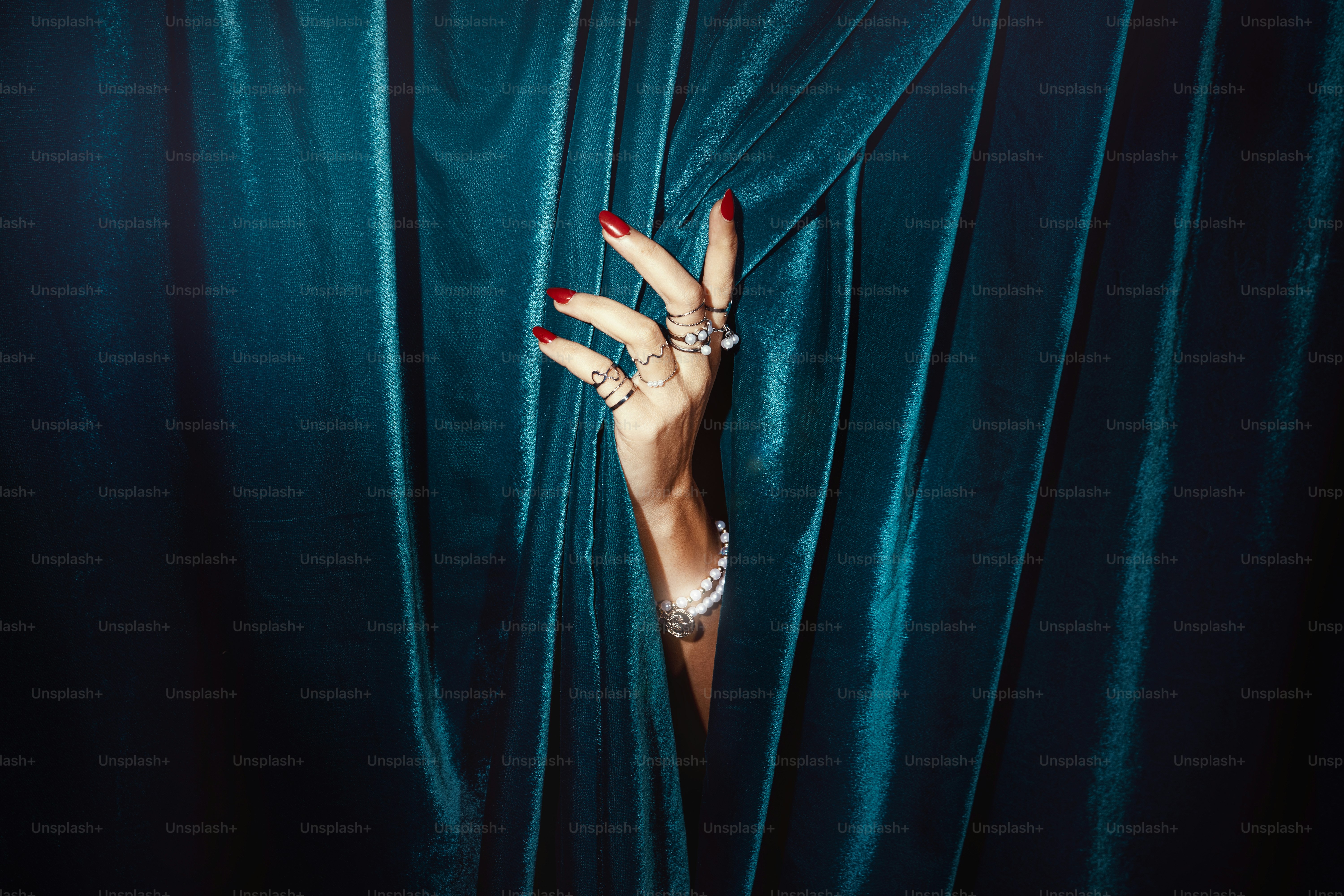 Una donna che fa capolino da dietro una tenda