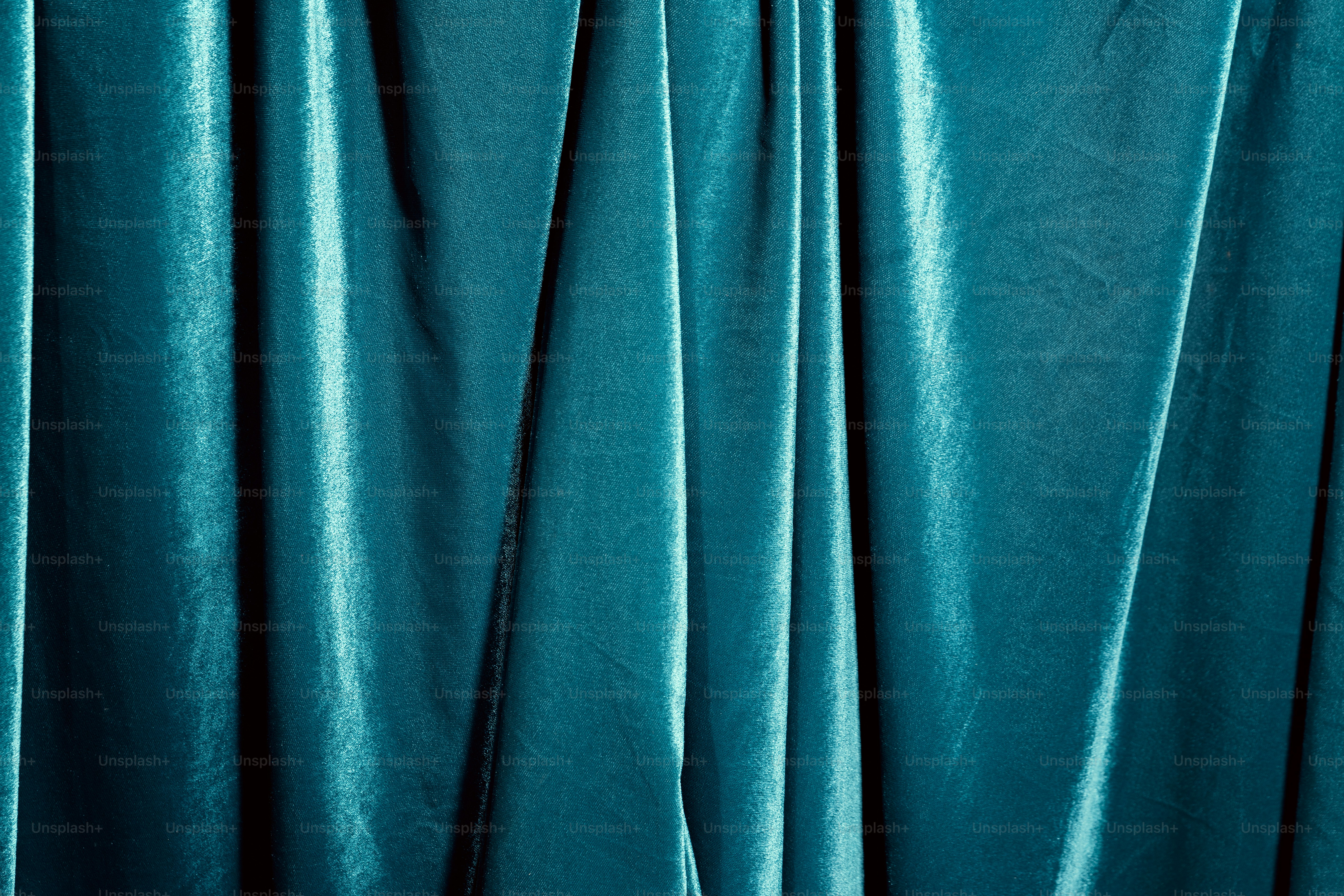 Un primer plano de una cortina con fondo azul