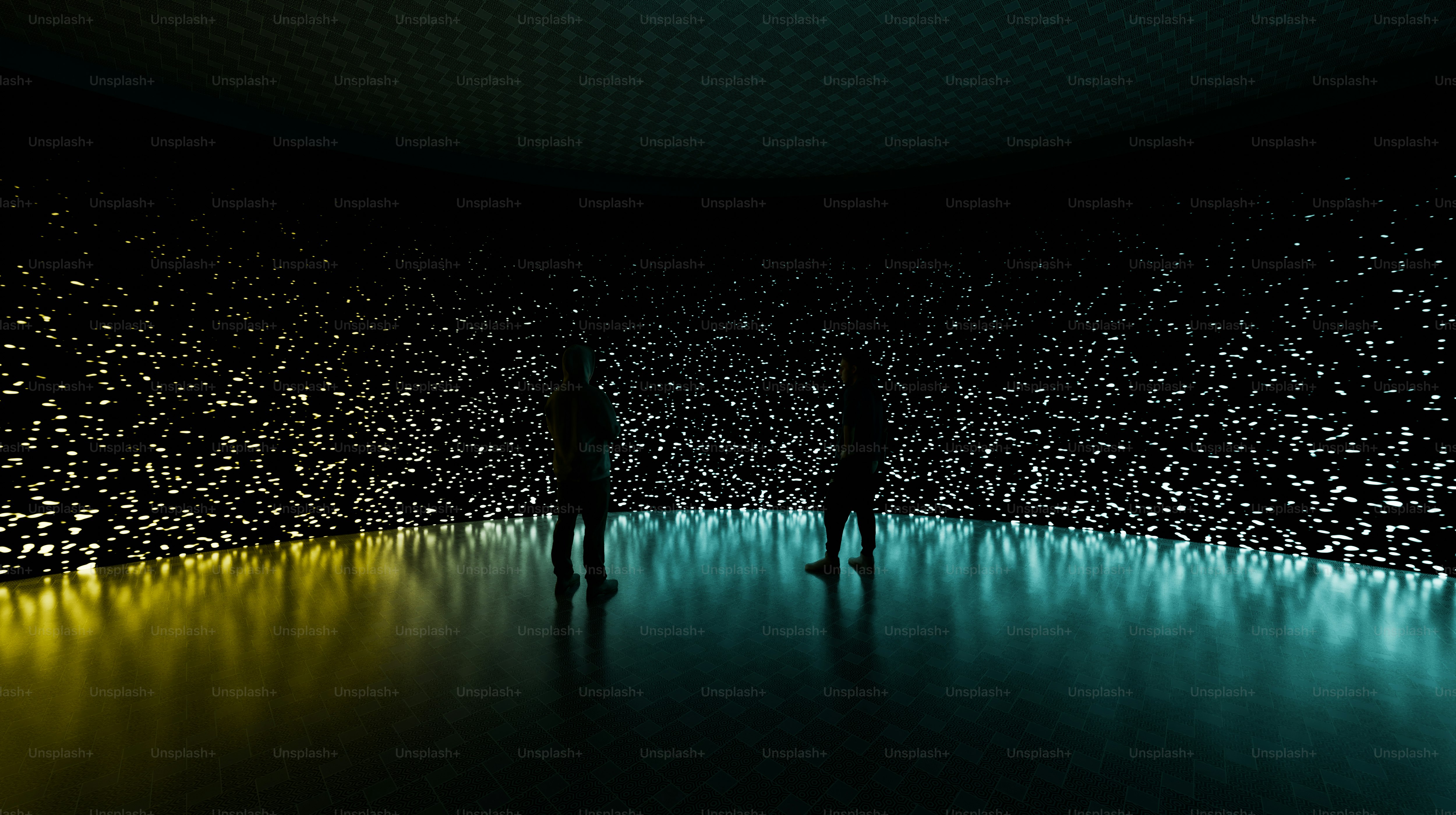 Un par de personas de pie frente a una pared