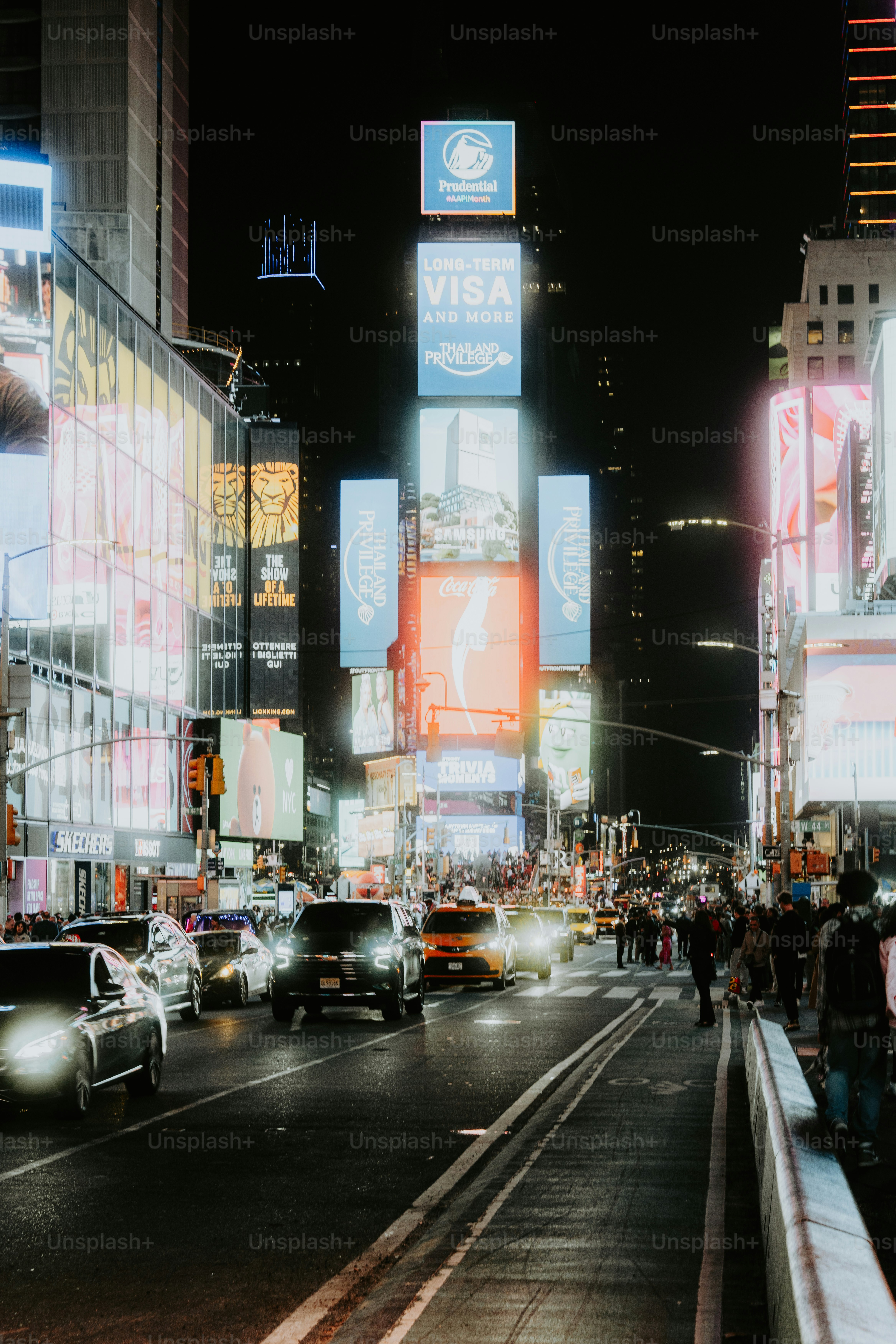 Una calle de la ciudad llena de mucho tráfico por la noche foto – Imagen de  Ciudad de Nueva York en Unsplash, image size:3000x4500