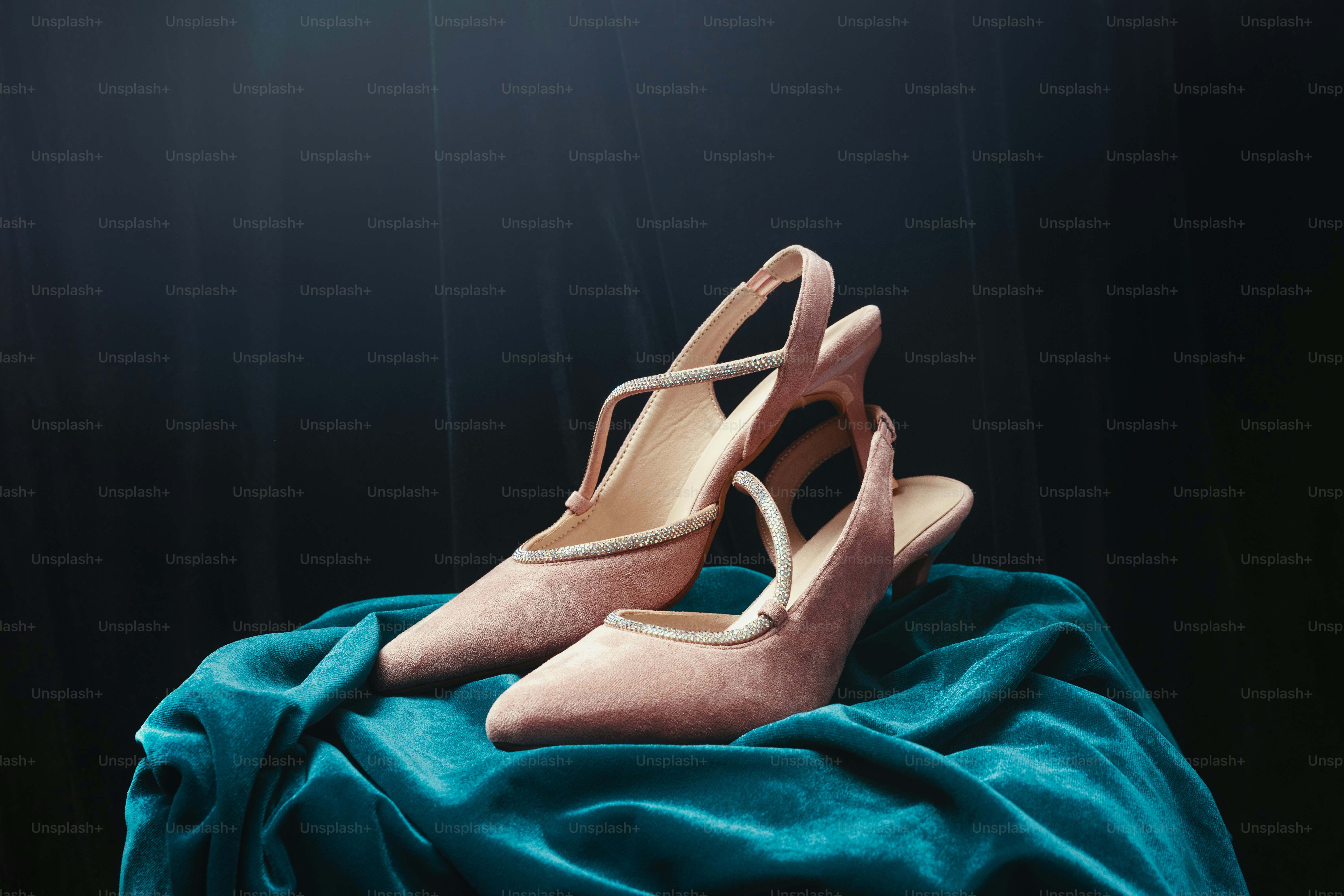 Une paire de chaussures posée sur un tissu bleu