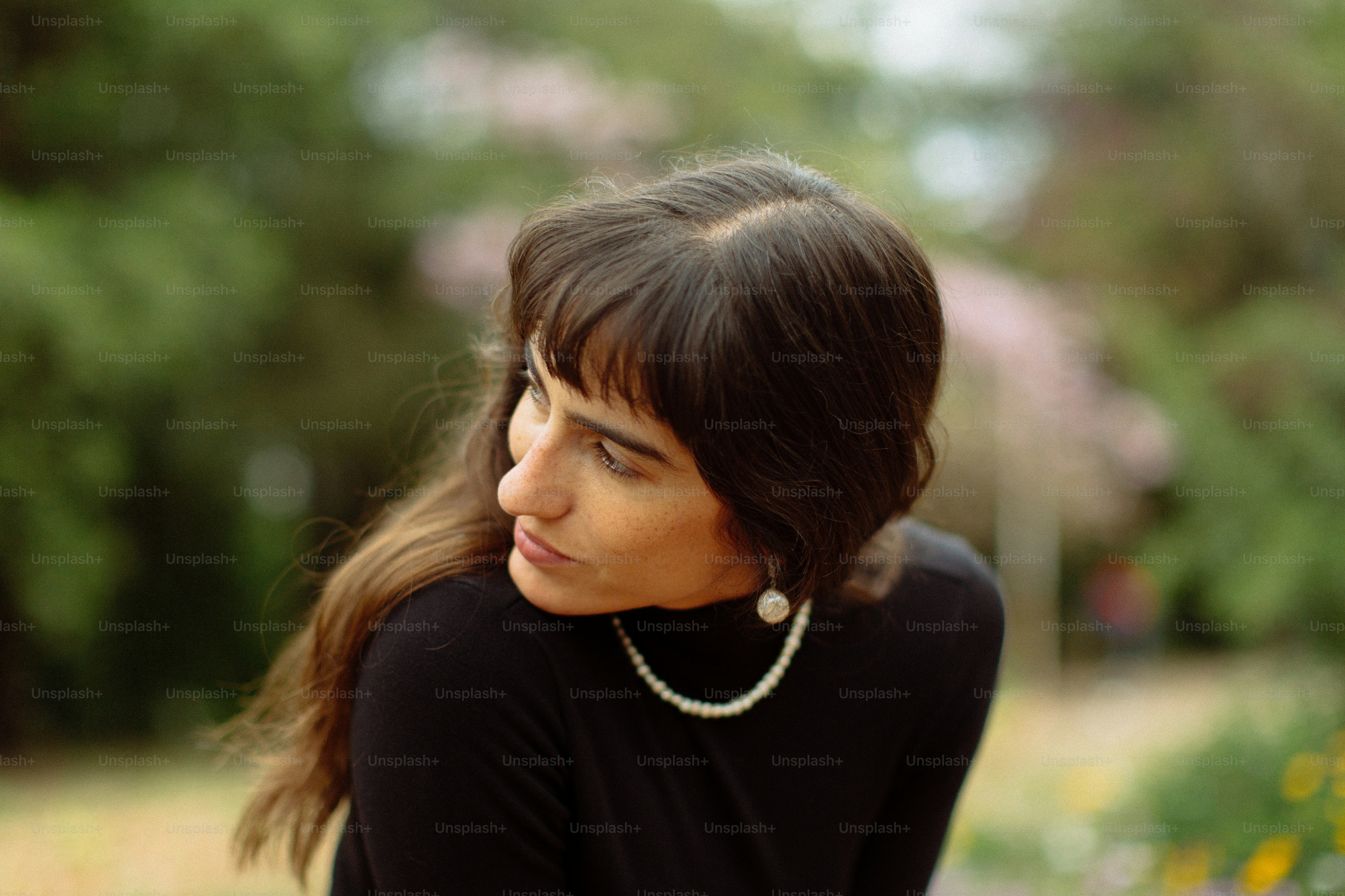 A woman sitting on a bench in a park photo – Fashion Image on Unsplash