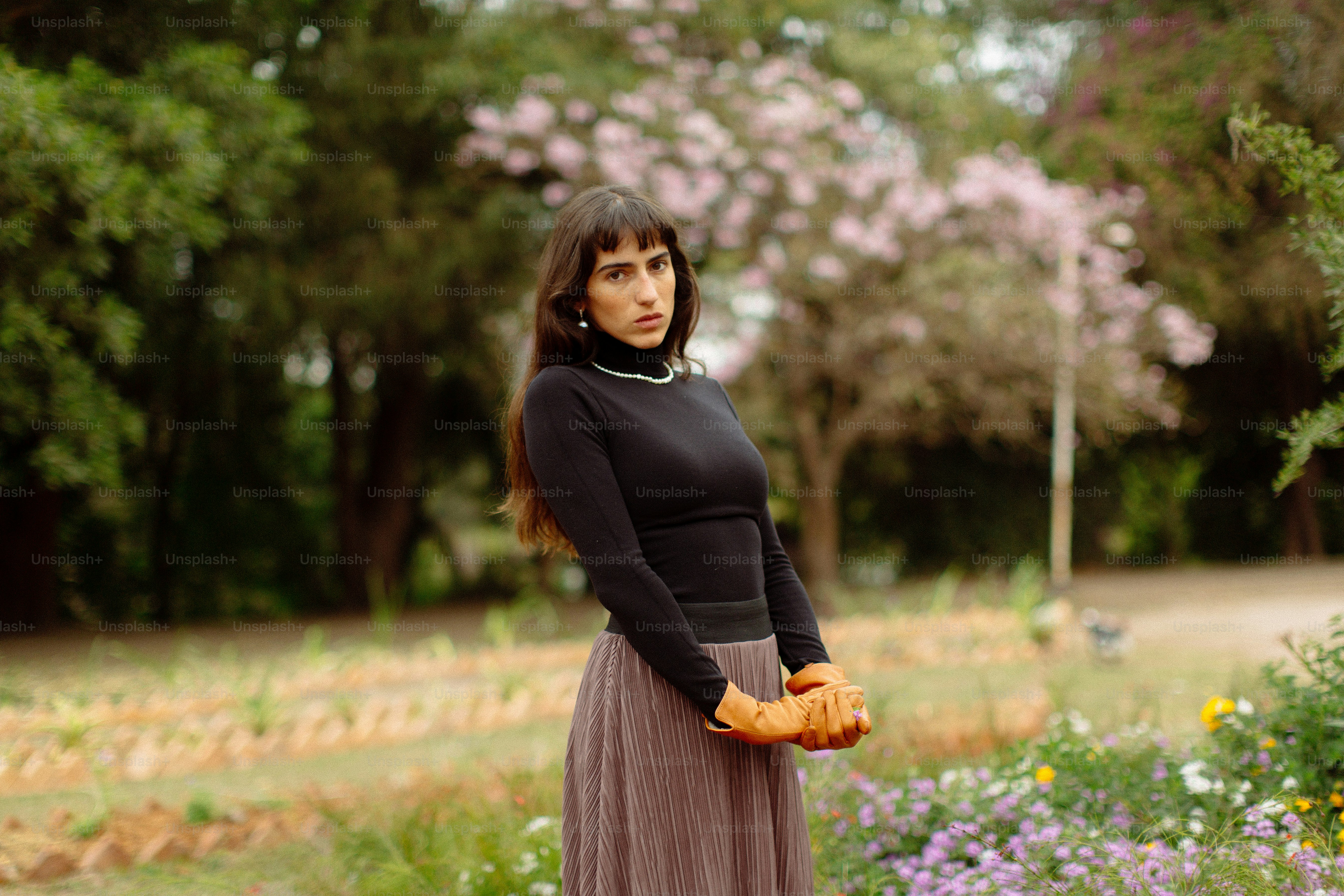 A woman sitting on a bench in a park photo – Fashion Image on Unsplash