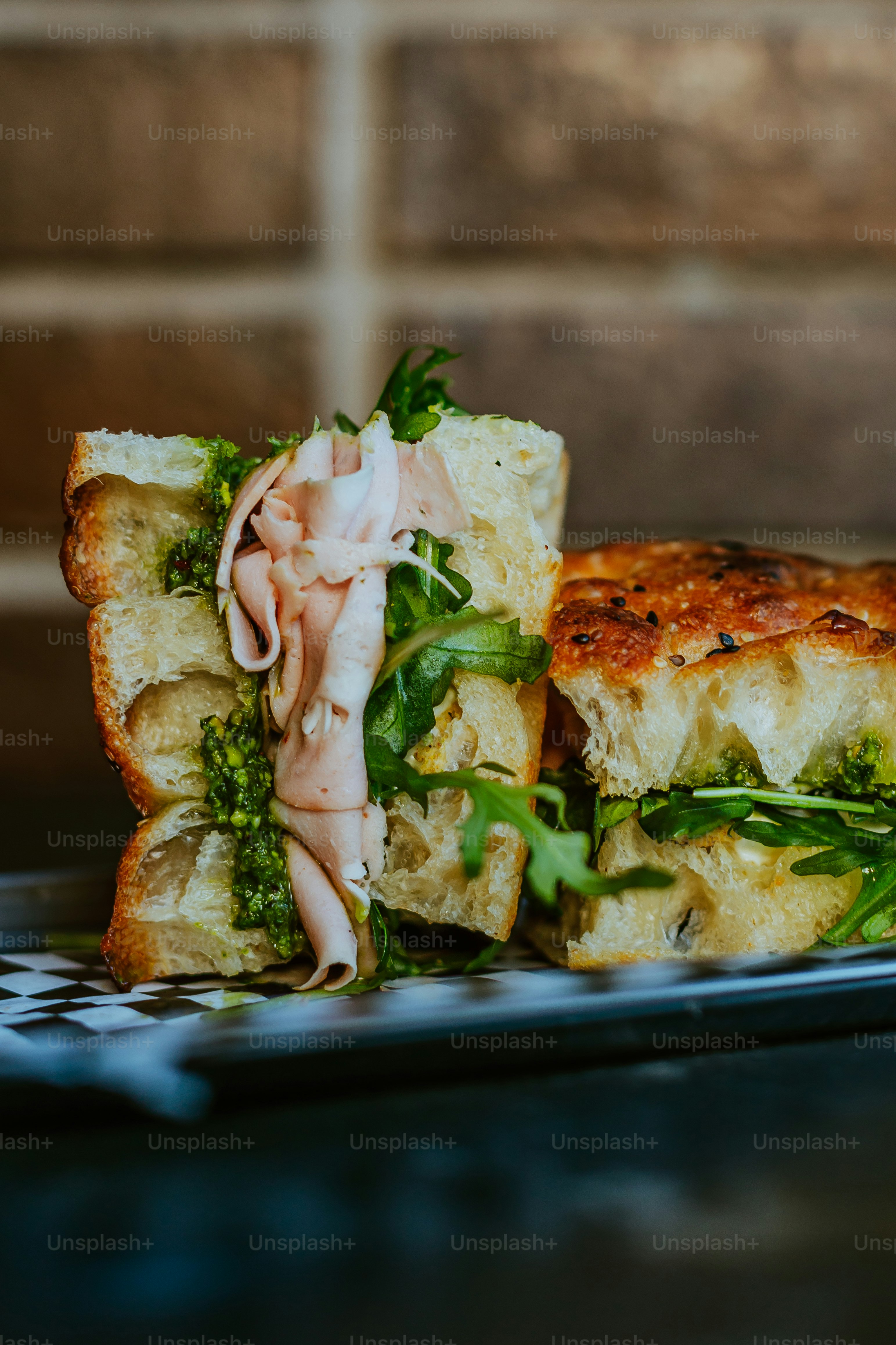 Un sándwich cortado por la mitad encima de un plato