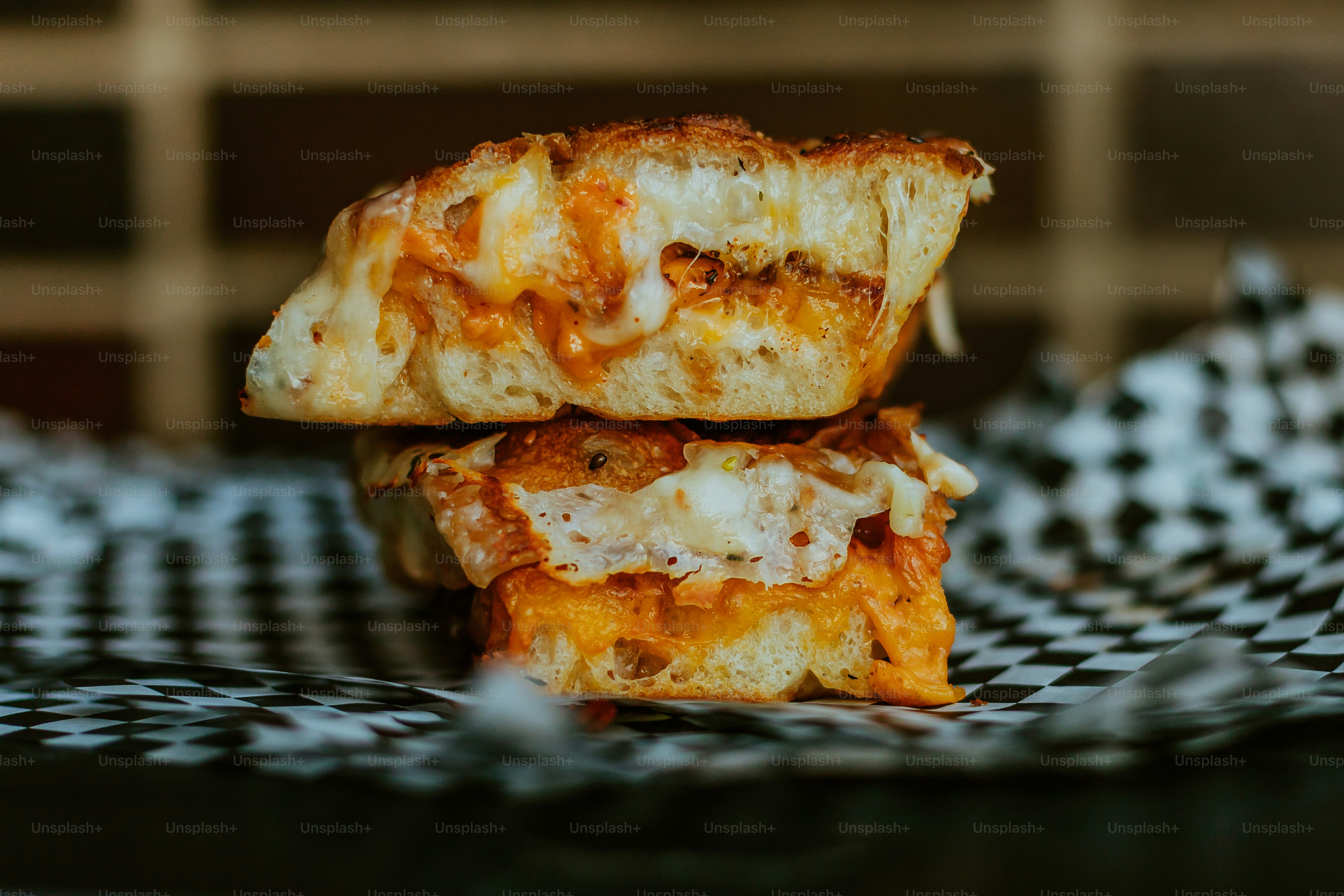 Un primer plano de dos piezas de comida en un plato