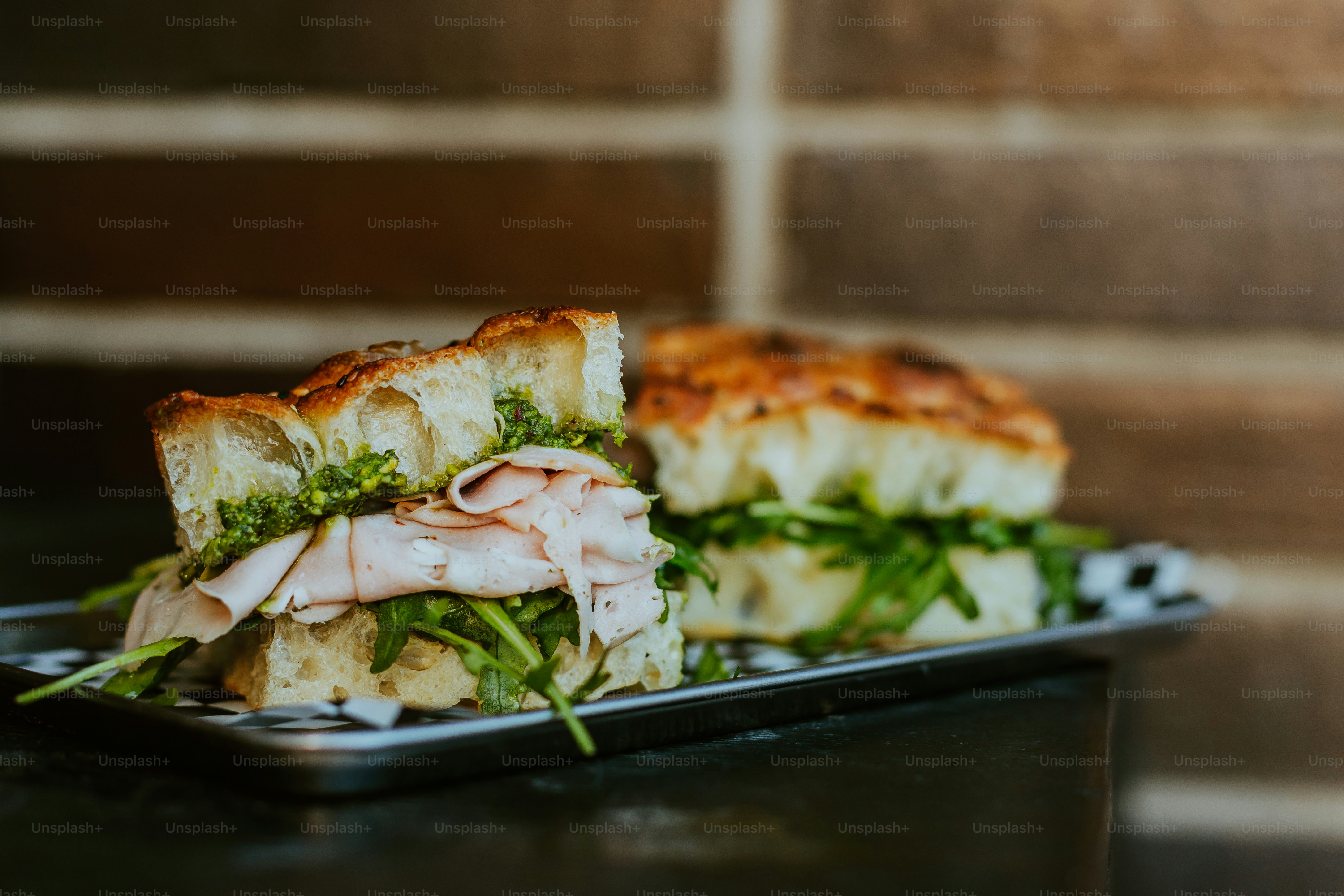 Un sándwich cortado por la mitad encima de un plato