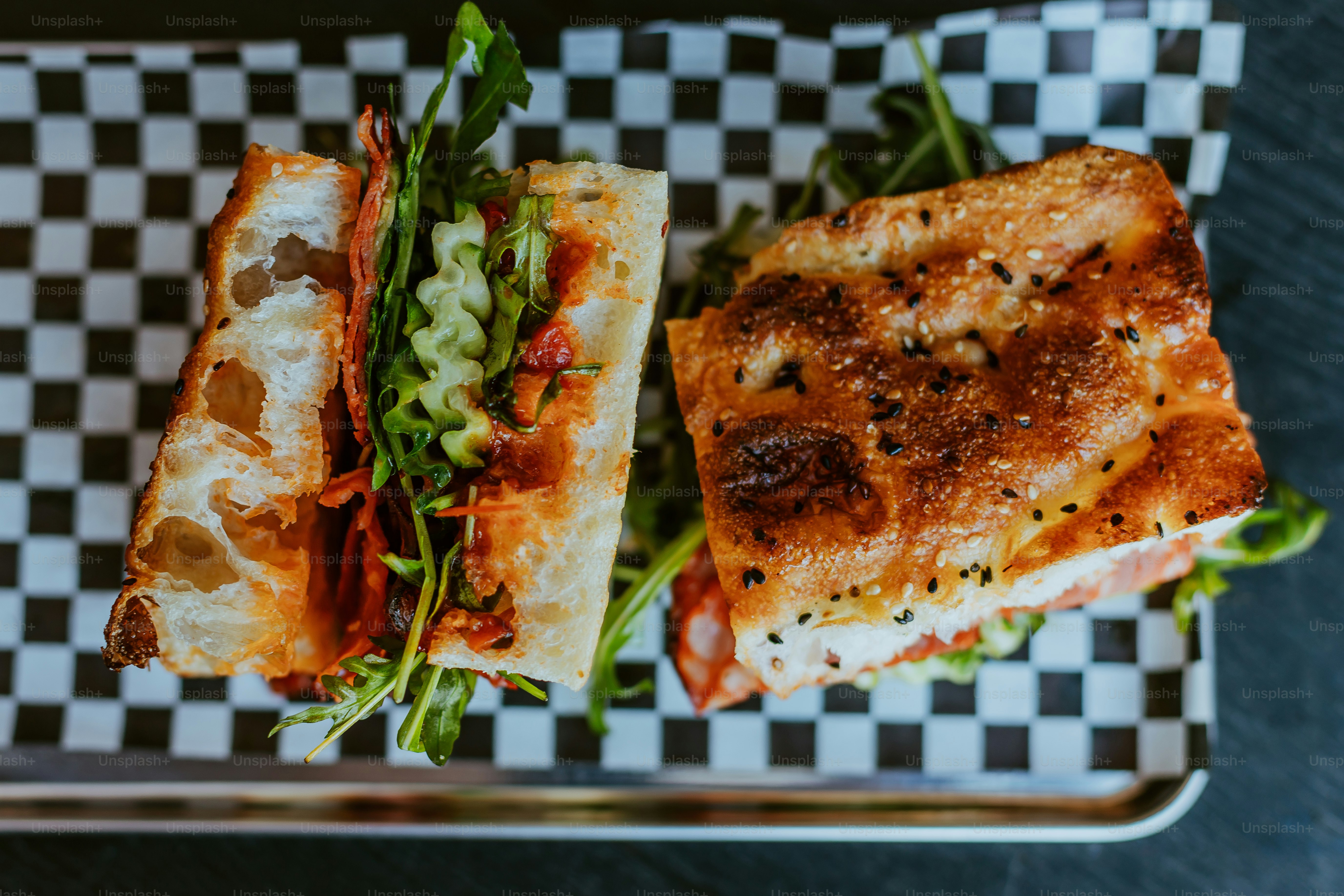 Un plato con un sándwich y una ensalada