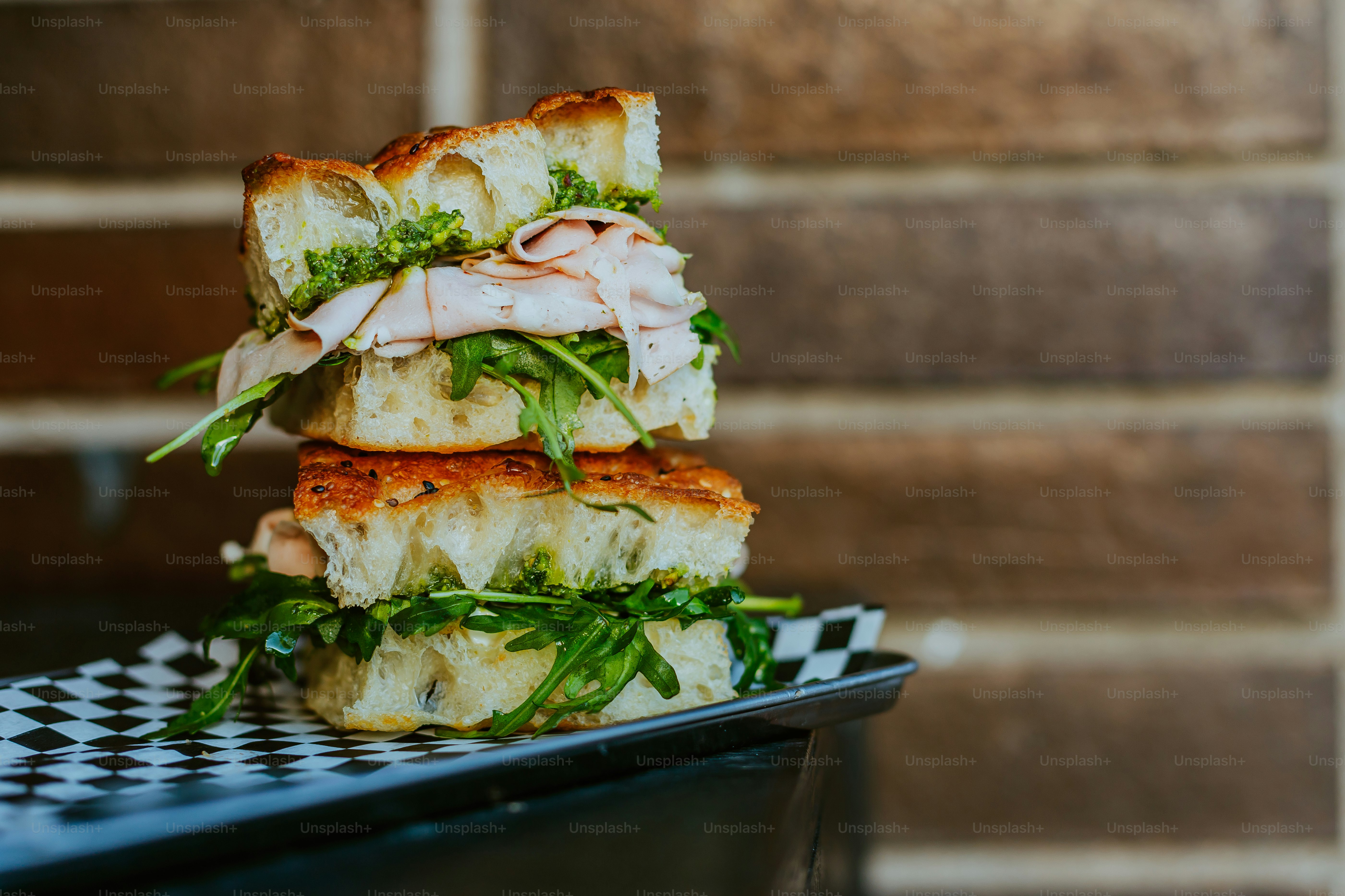 Una pila di panini seduti sopra un vassoio nero