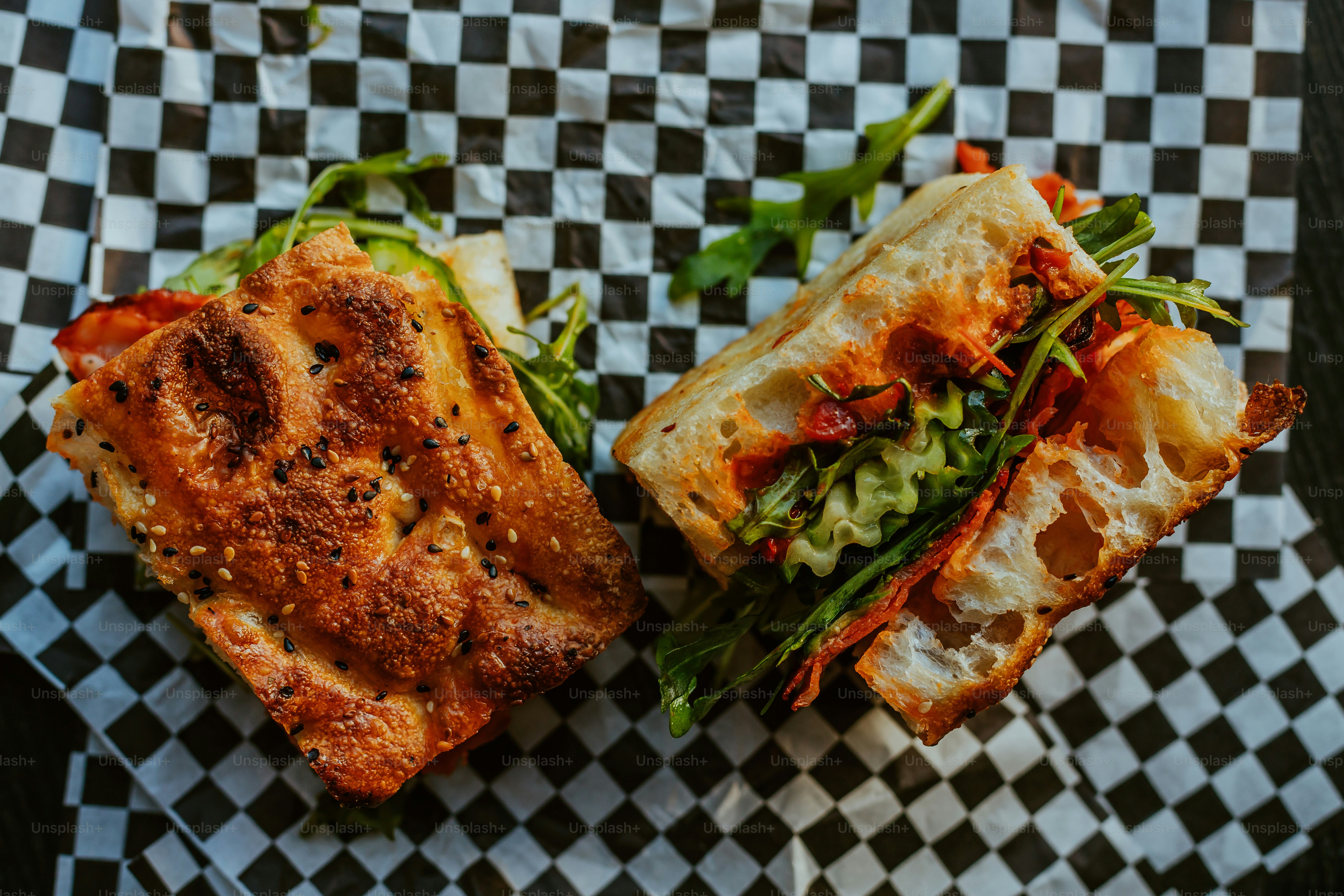 Un sándwich cortado por la mitad sobre un papel cuadriculado