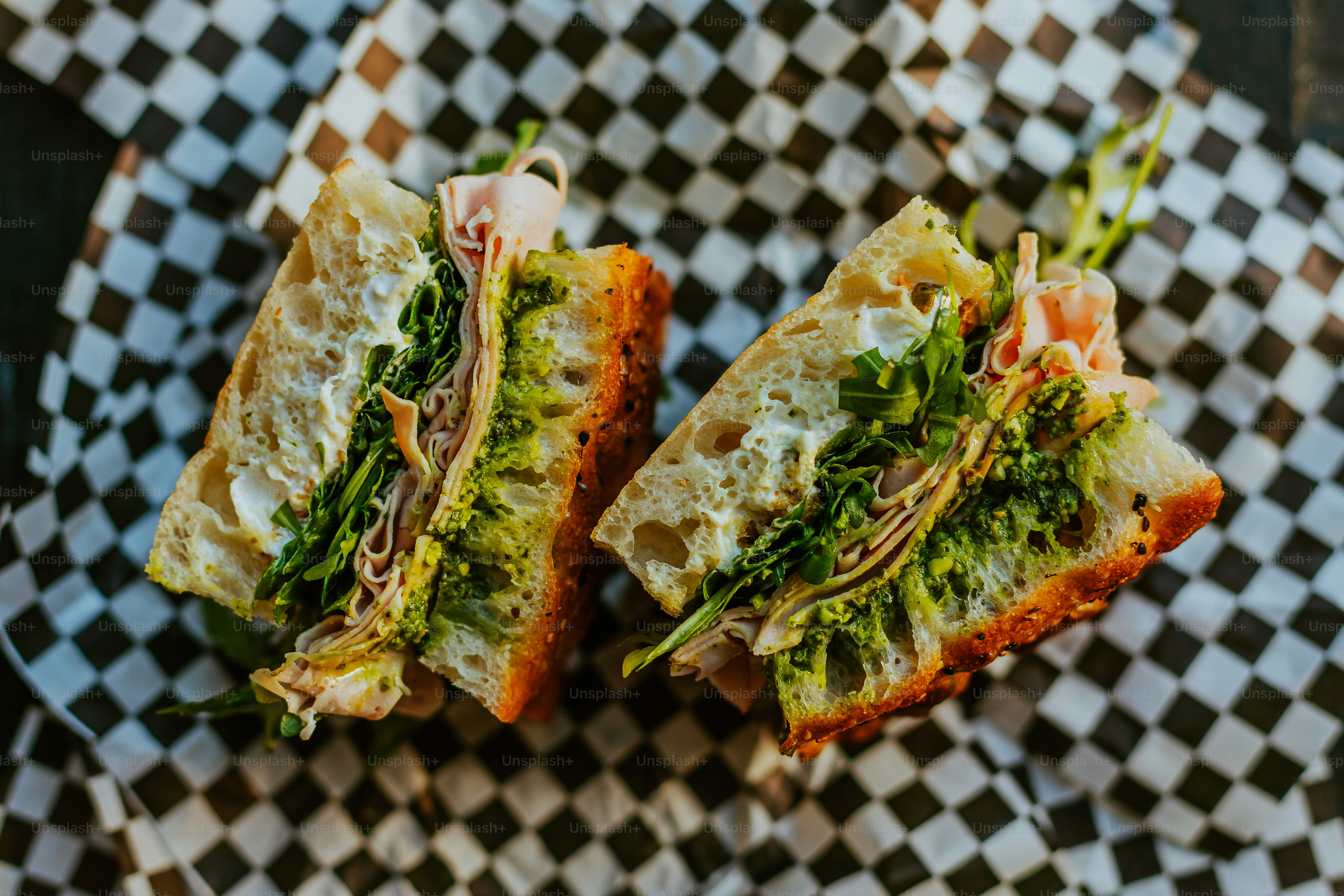 Un sándwich cortado por la mitad sobre un papel cuadriculado