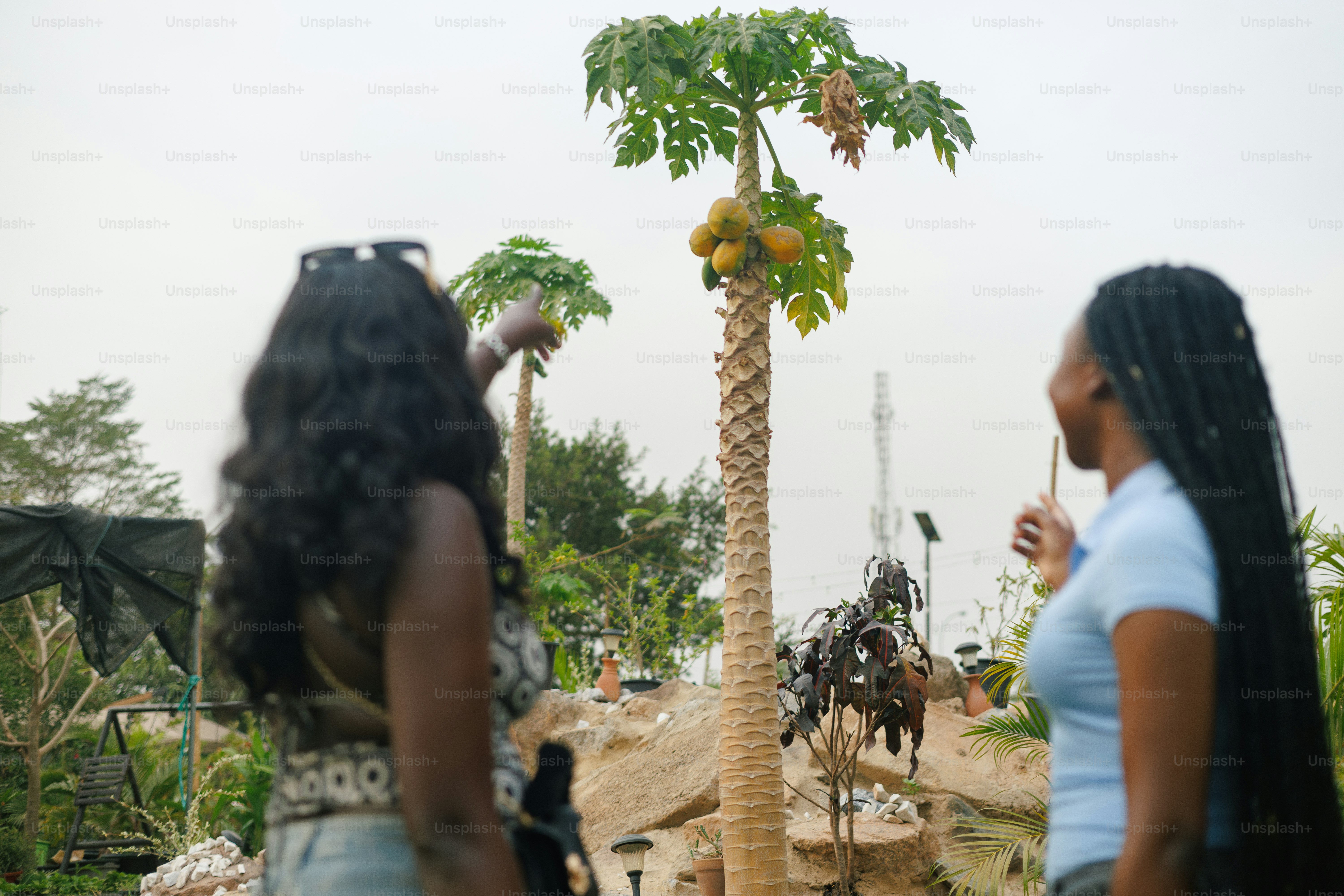 Um casal de mulheres em pé um ao lado do outro