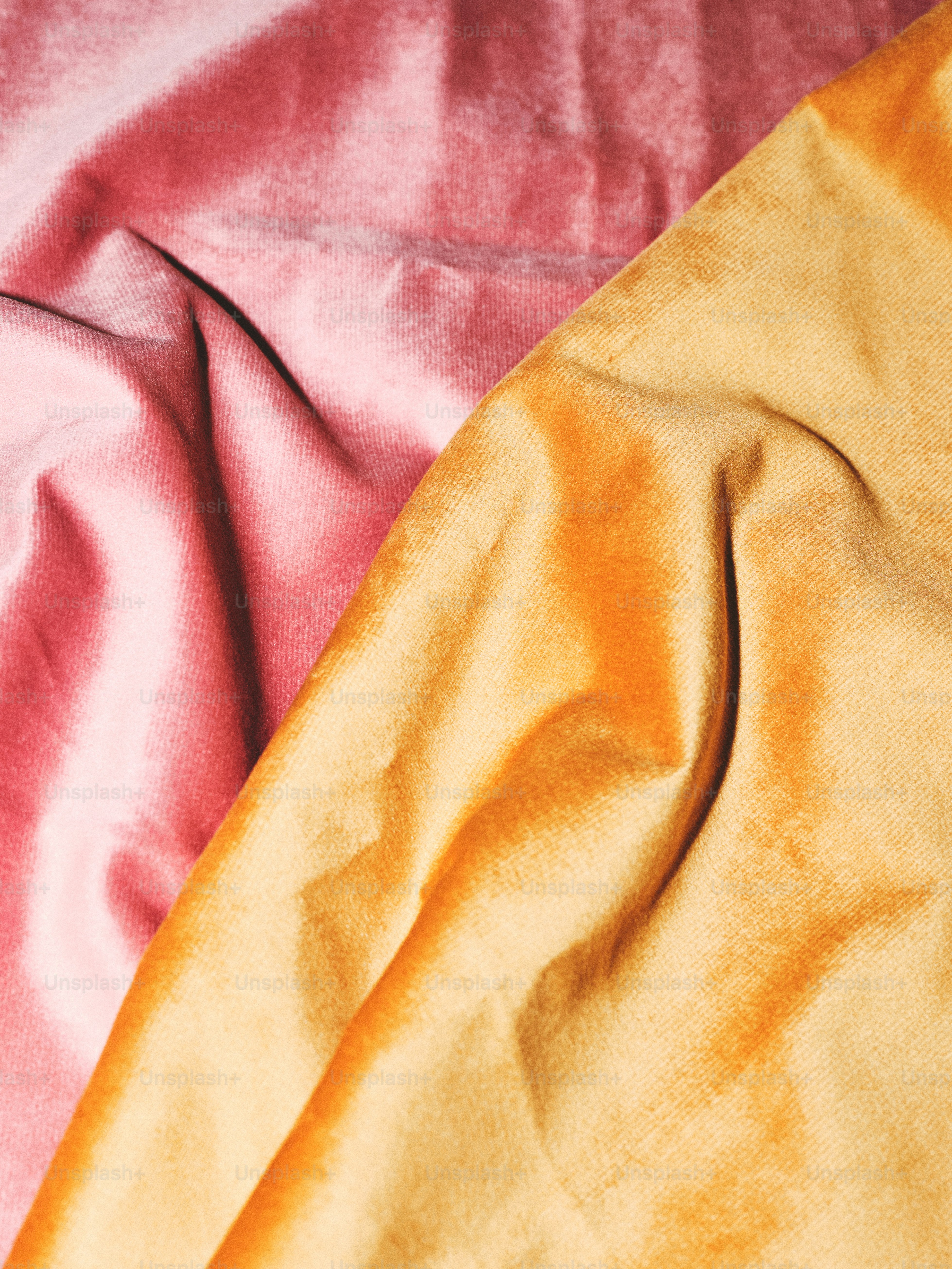 Una manta rosa y amarilla sobre una cama