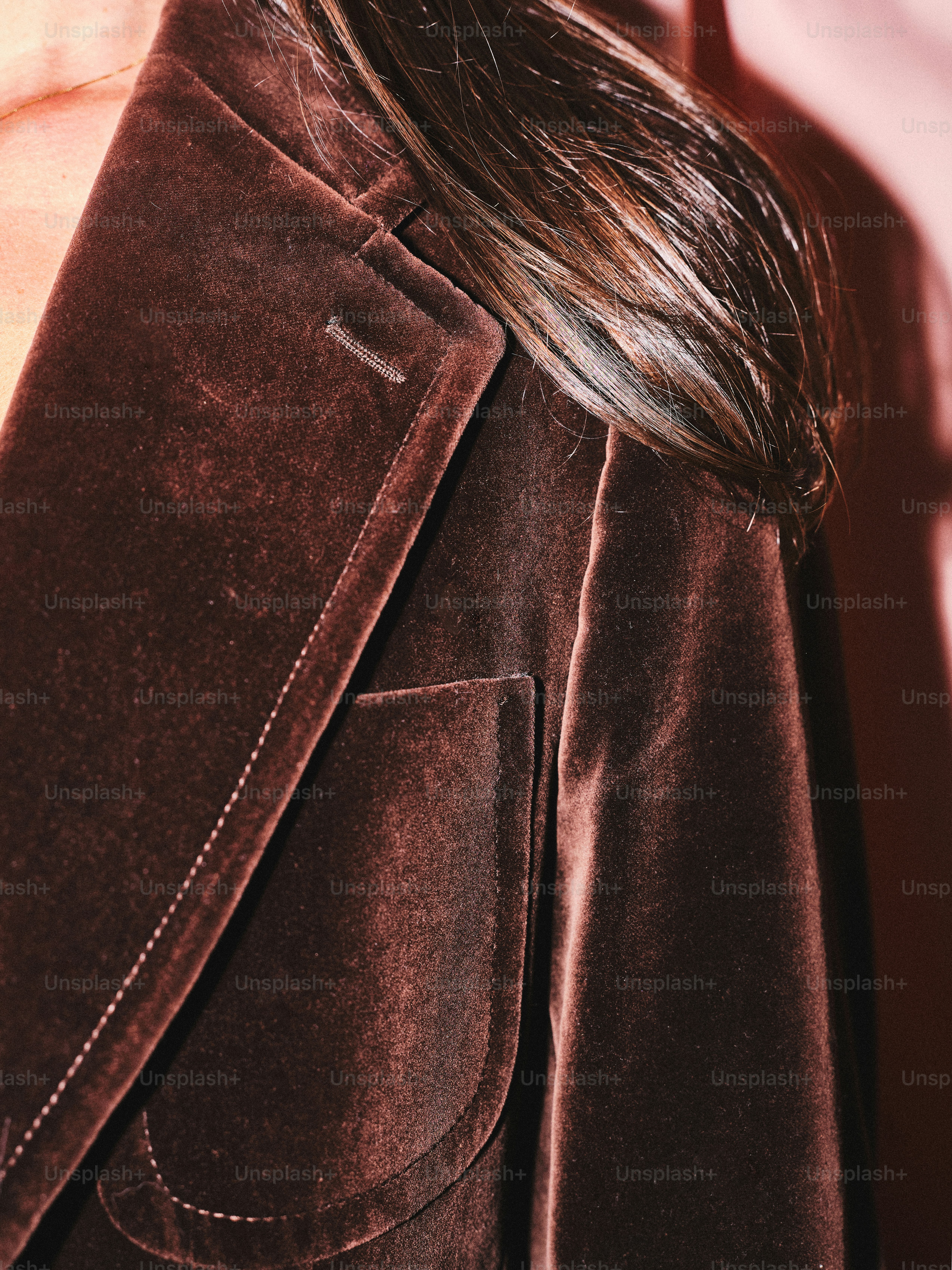 Un primer plano de una persona con una chaqueta marrón