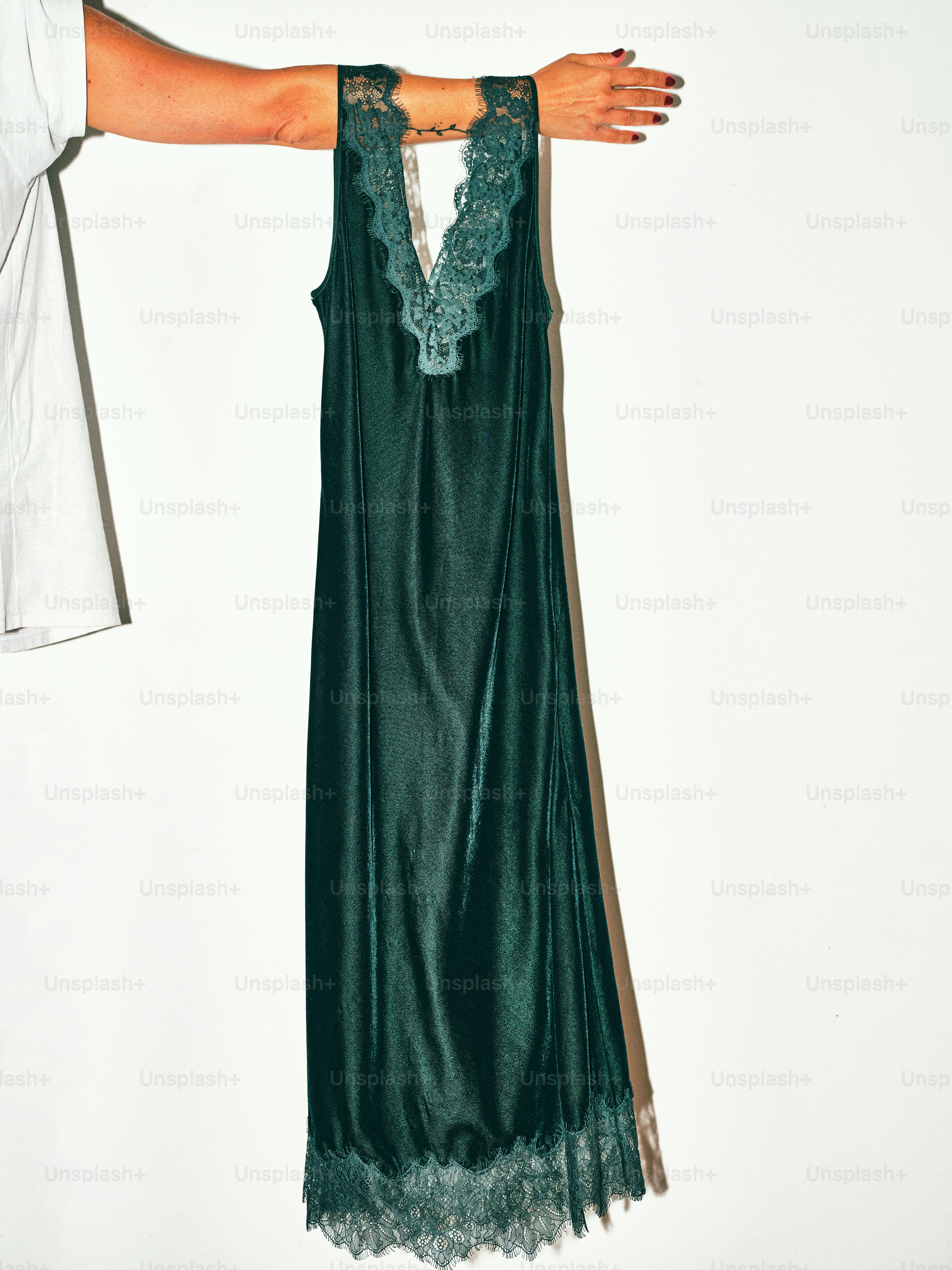 Vestido de uma mulher pendurado em um varal