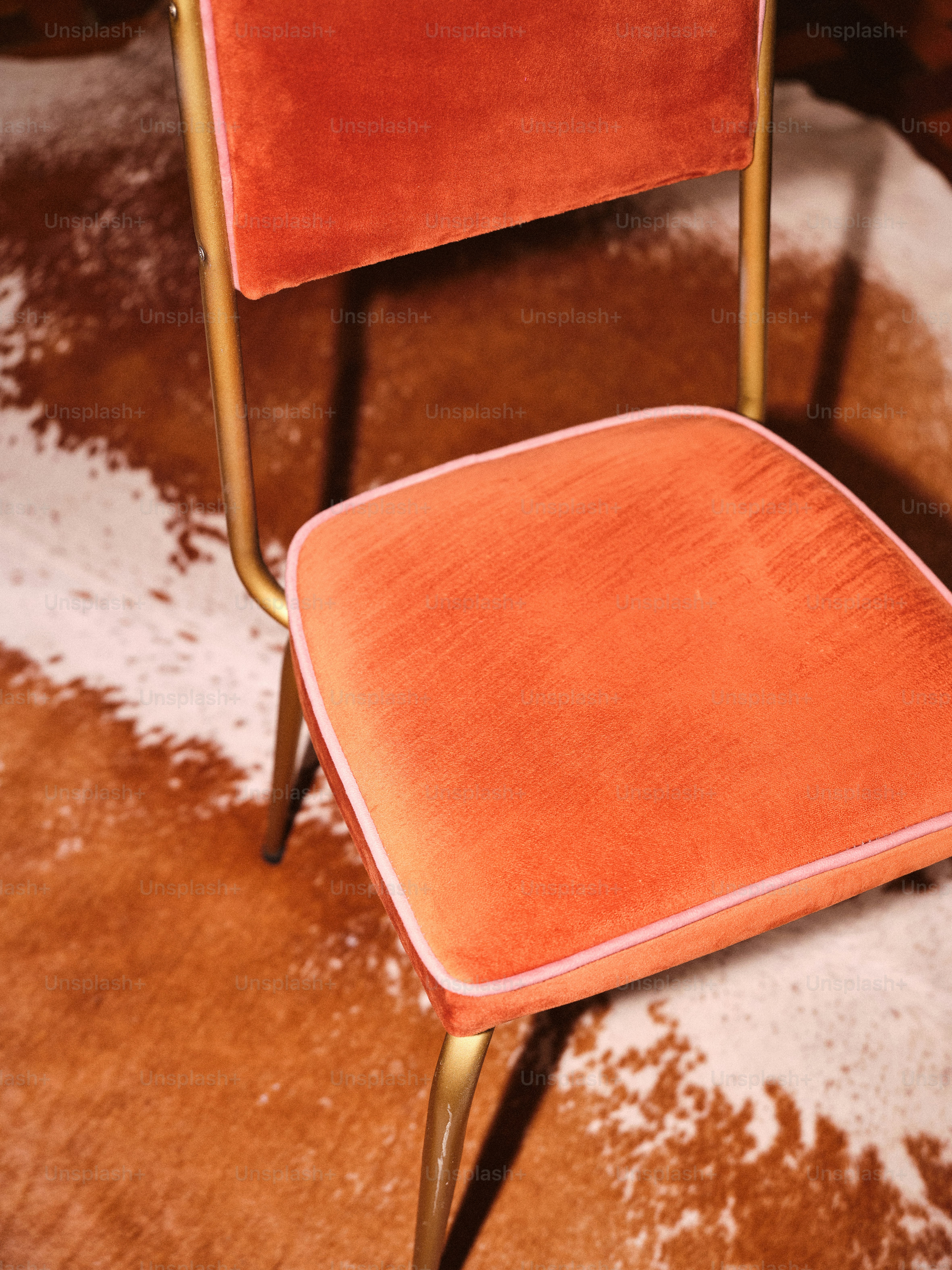 Una silla roja sobre una alfombra de piel de vaca