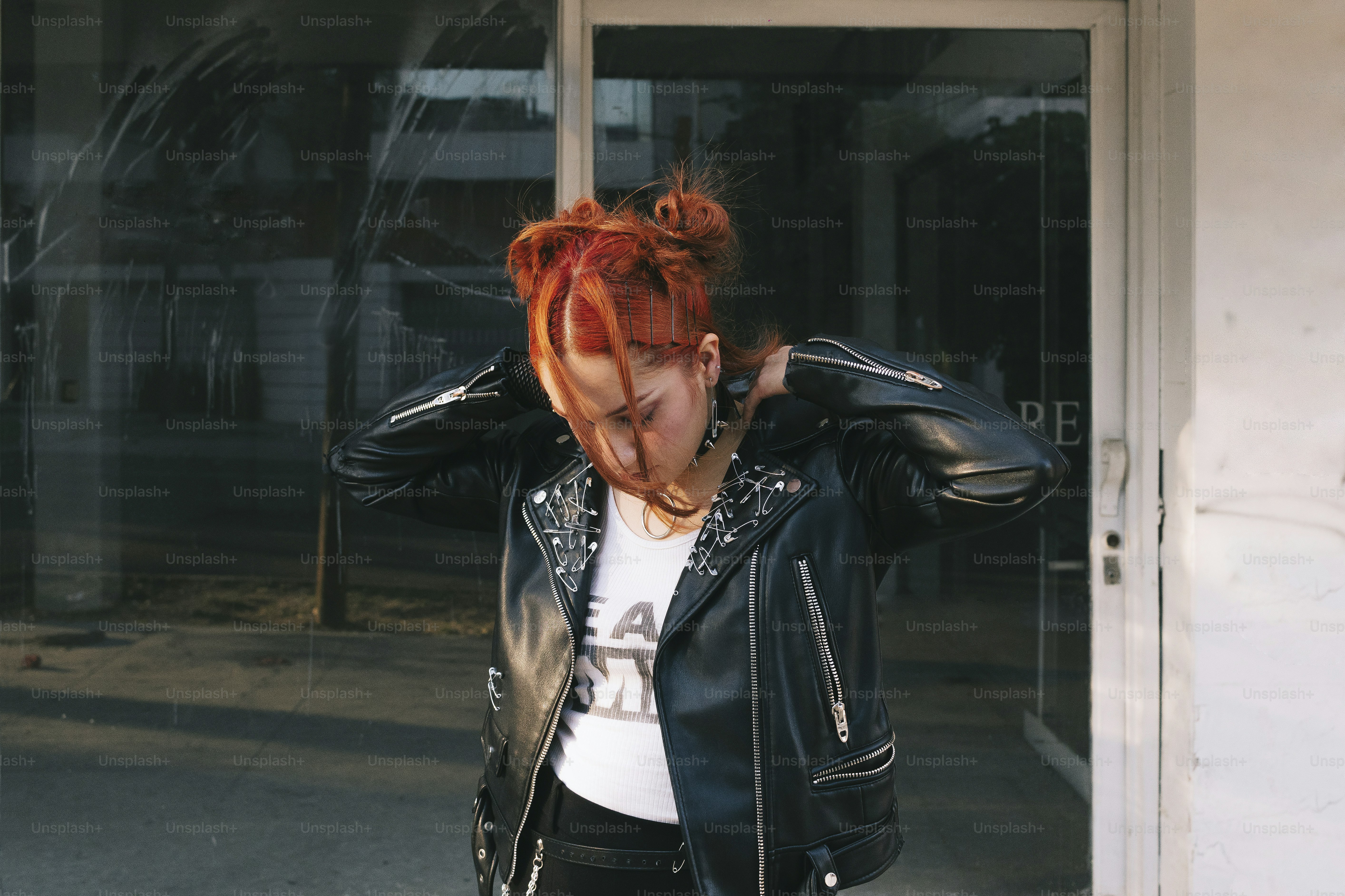 Una mujer de pelo rojo con una chaqueta de cuero negra