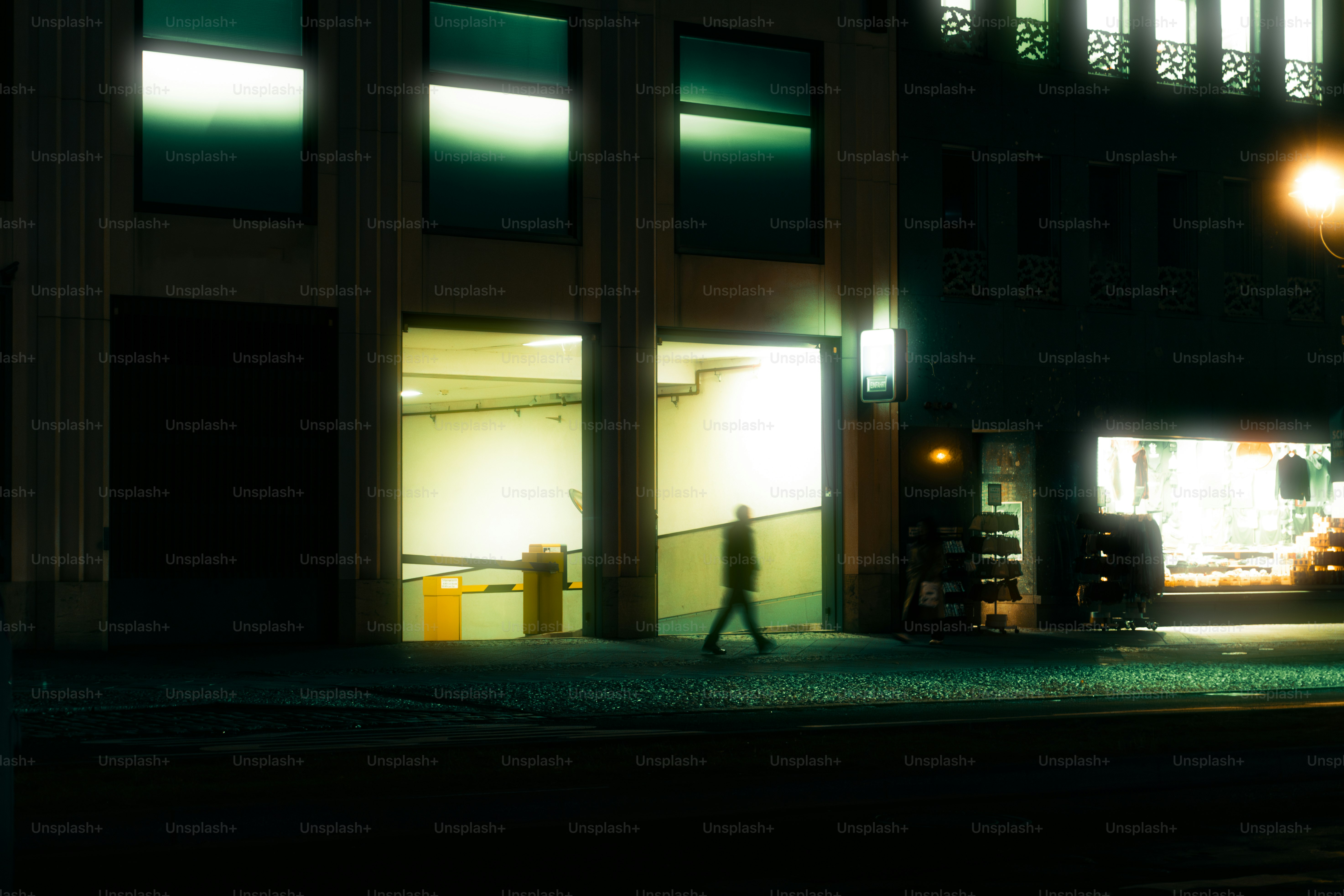 Eine Person, die nachts eine Straße entlanggeht