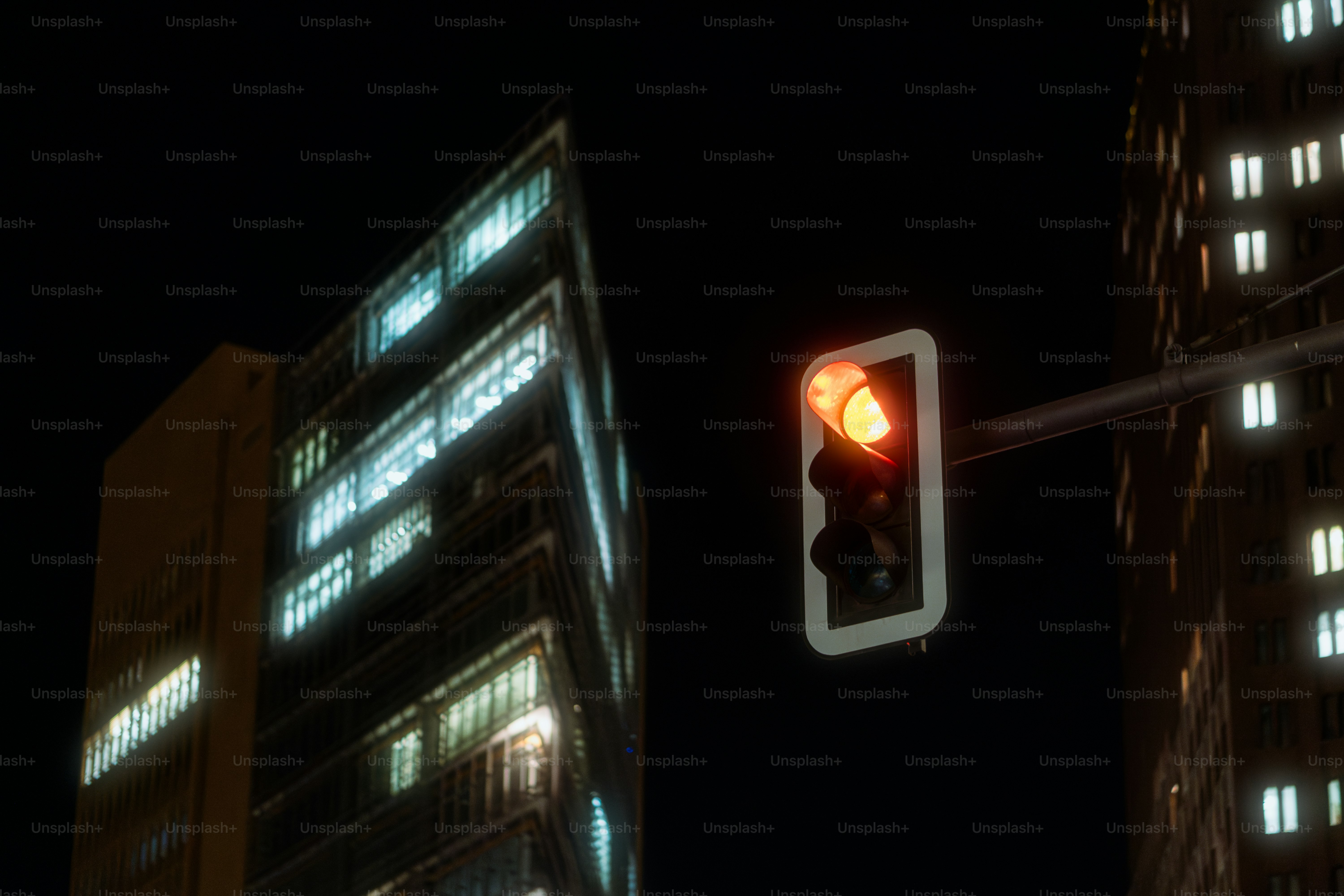Eine Ampel mitten in einer Stadt bei Nacht