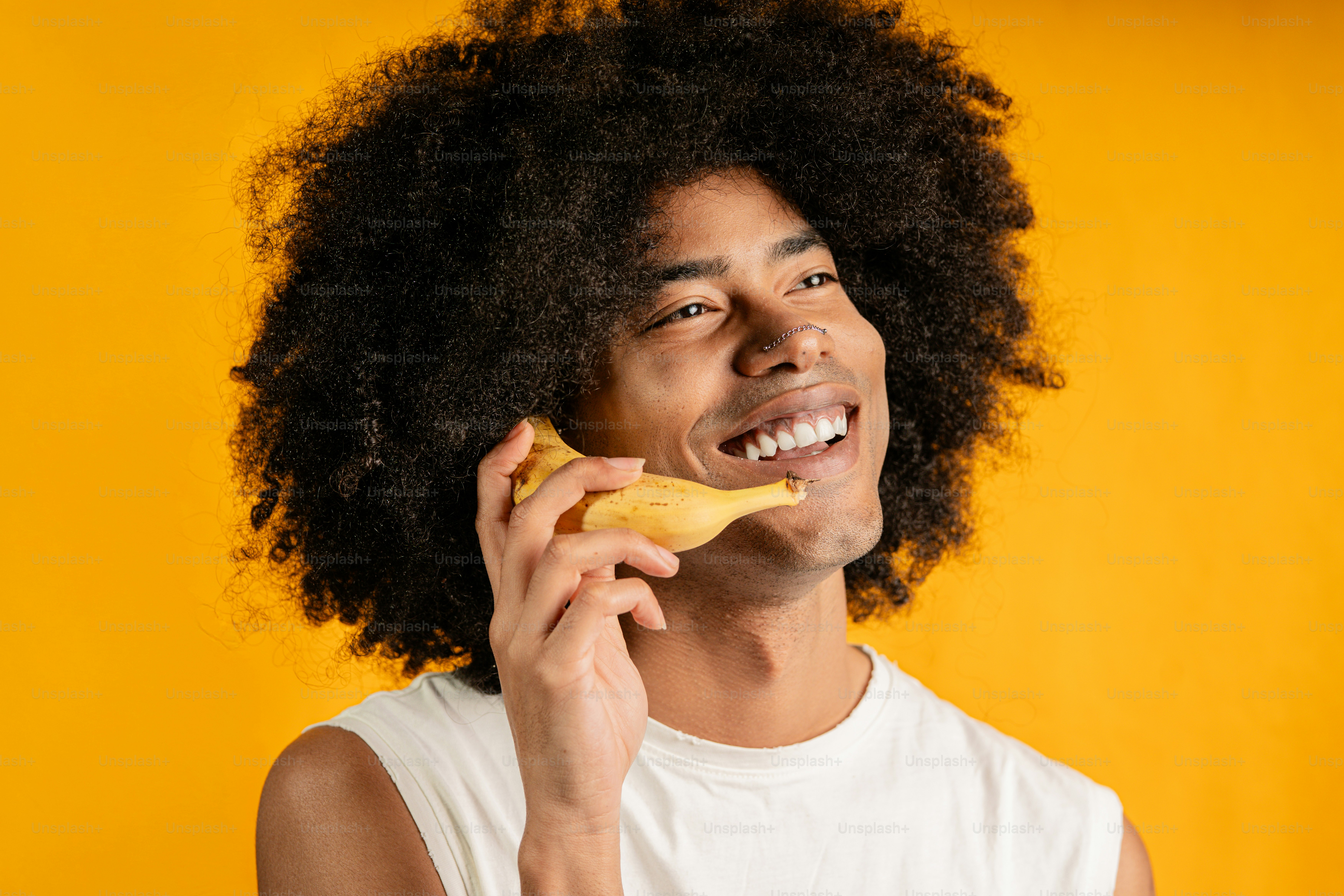 Ein Mann hält eine Banane in der Hand und telefoniert mit einem Handy