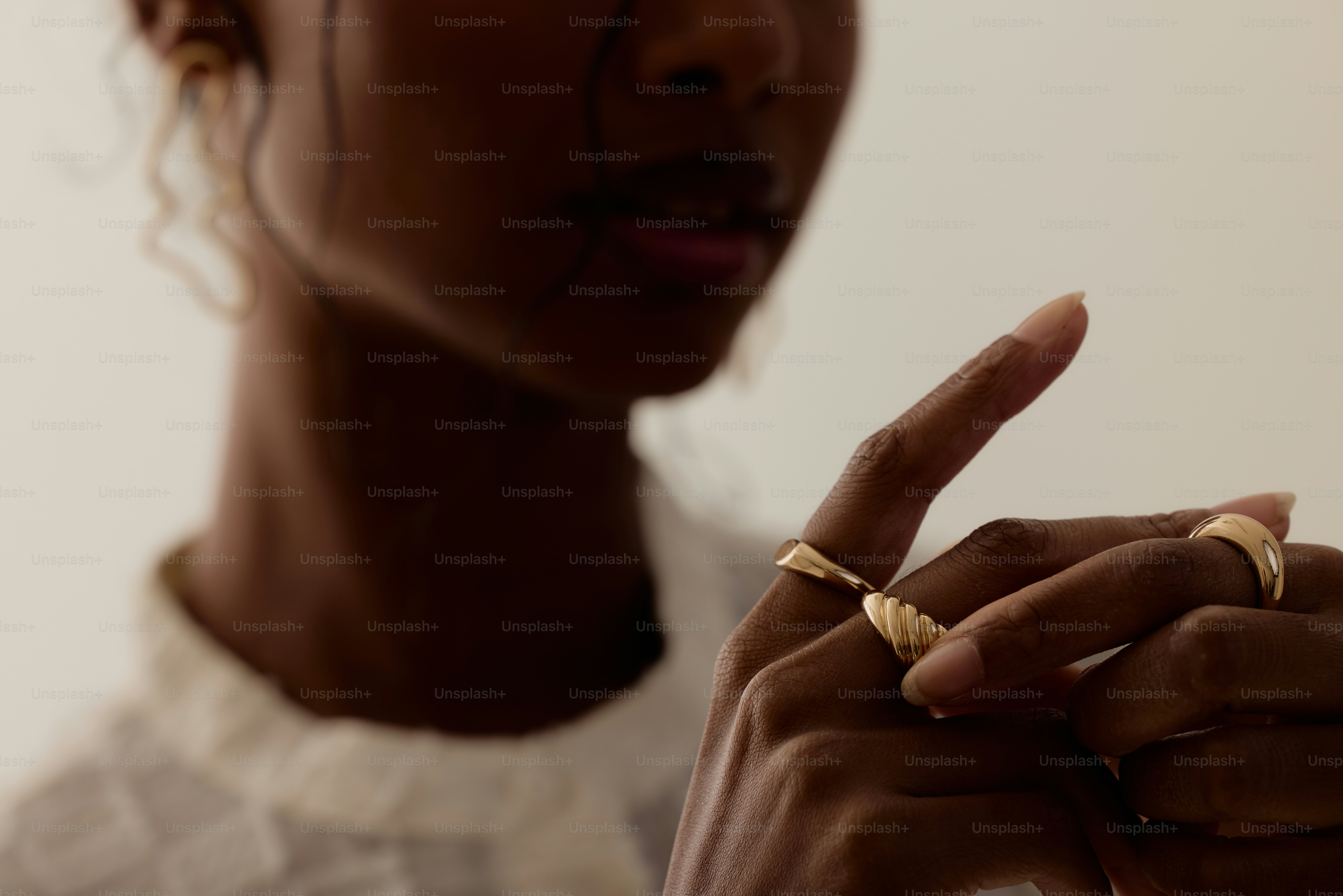 Eine Nahaufnahme einer Person, die einen Ring hält