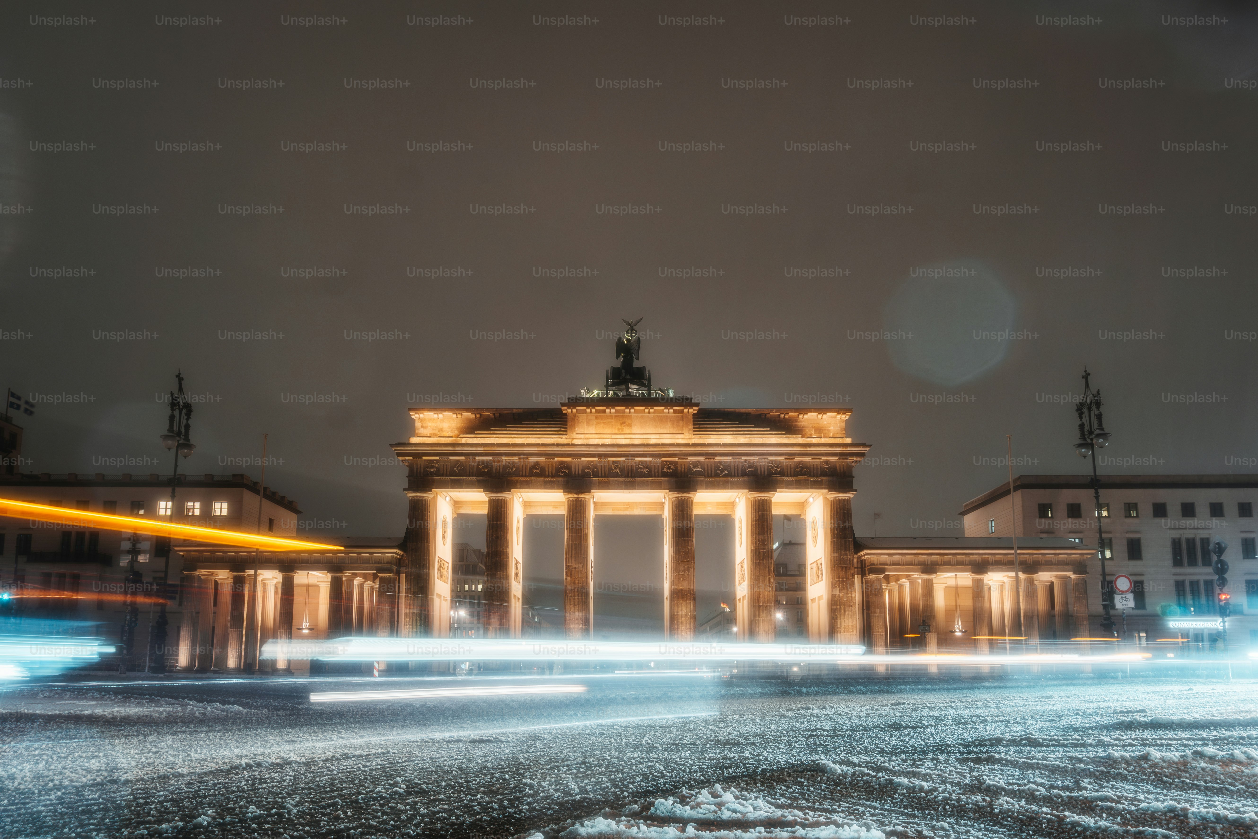 Ein verschwommenes Foto eines Gebäudes mit einem Uhrenturm