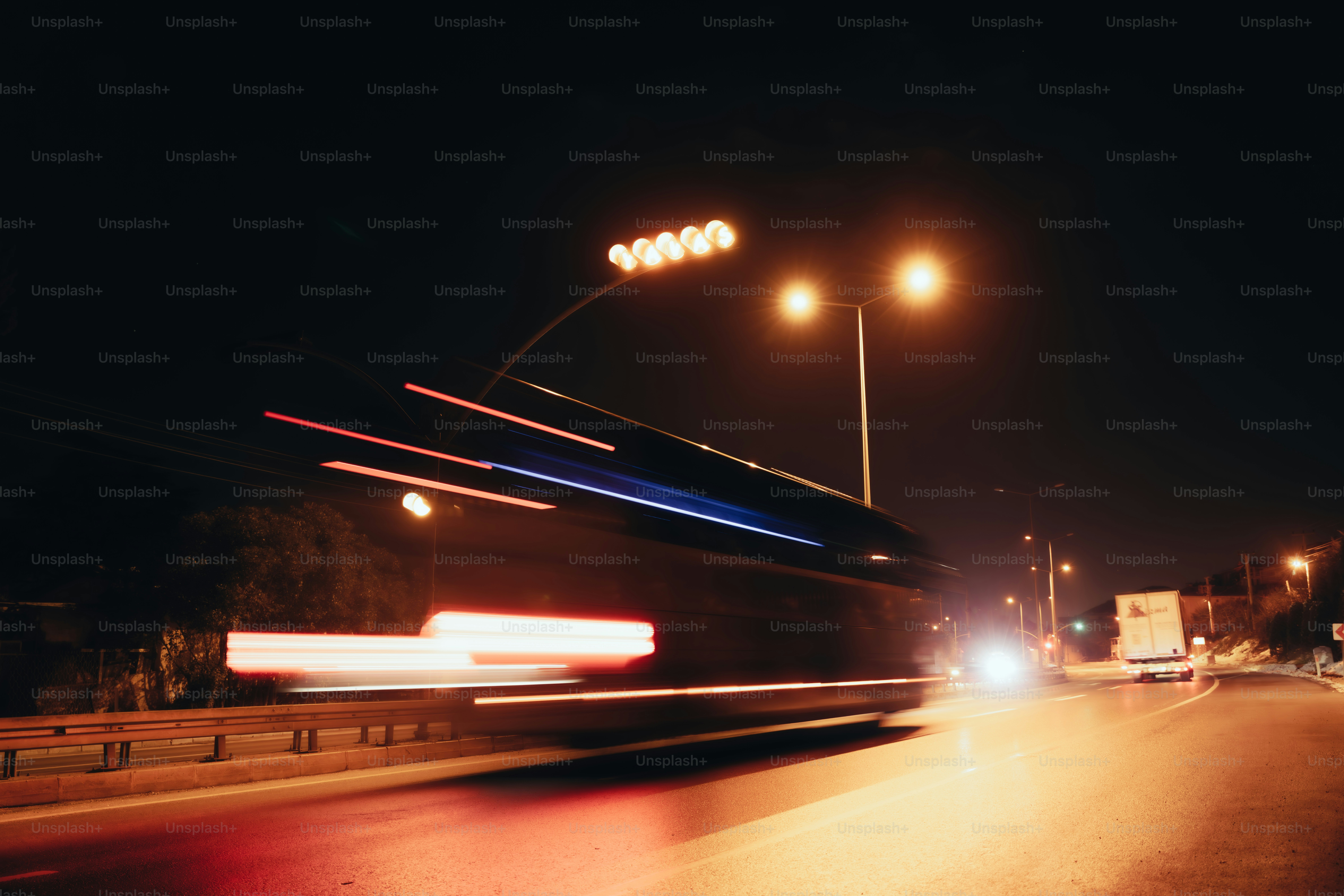 Ein verschwommenes Foto einer nächtlichen Straße in der Stadt