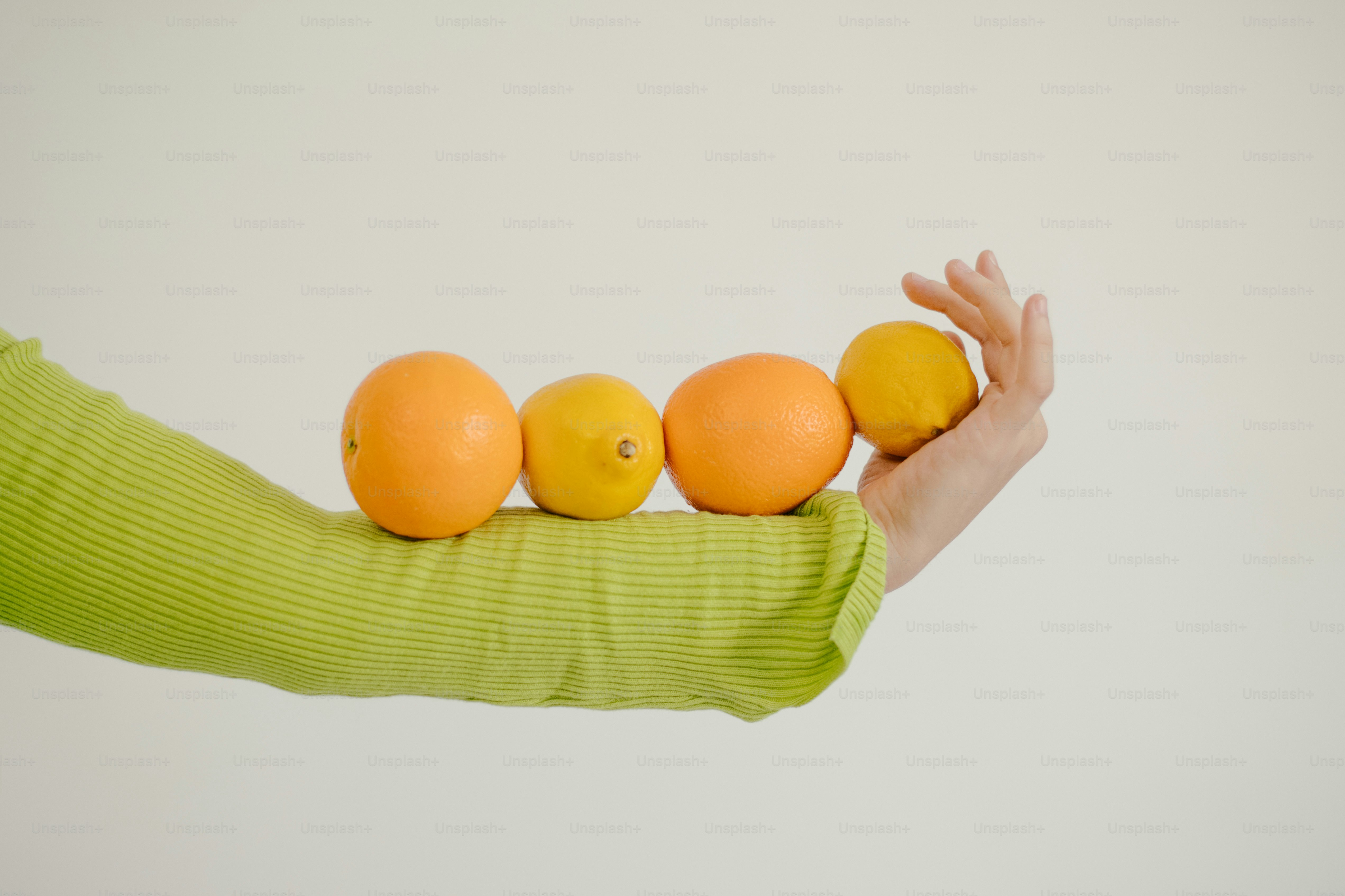 Eine Frau, die einen Strauß Orangen in der Hand hält