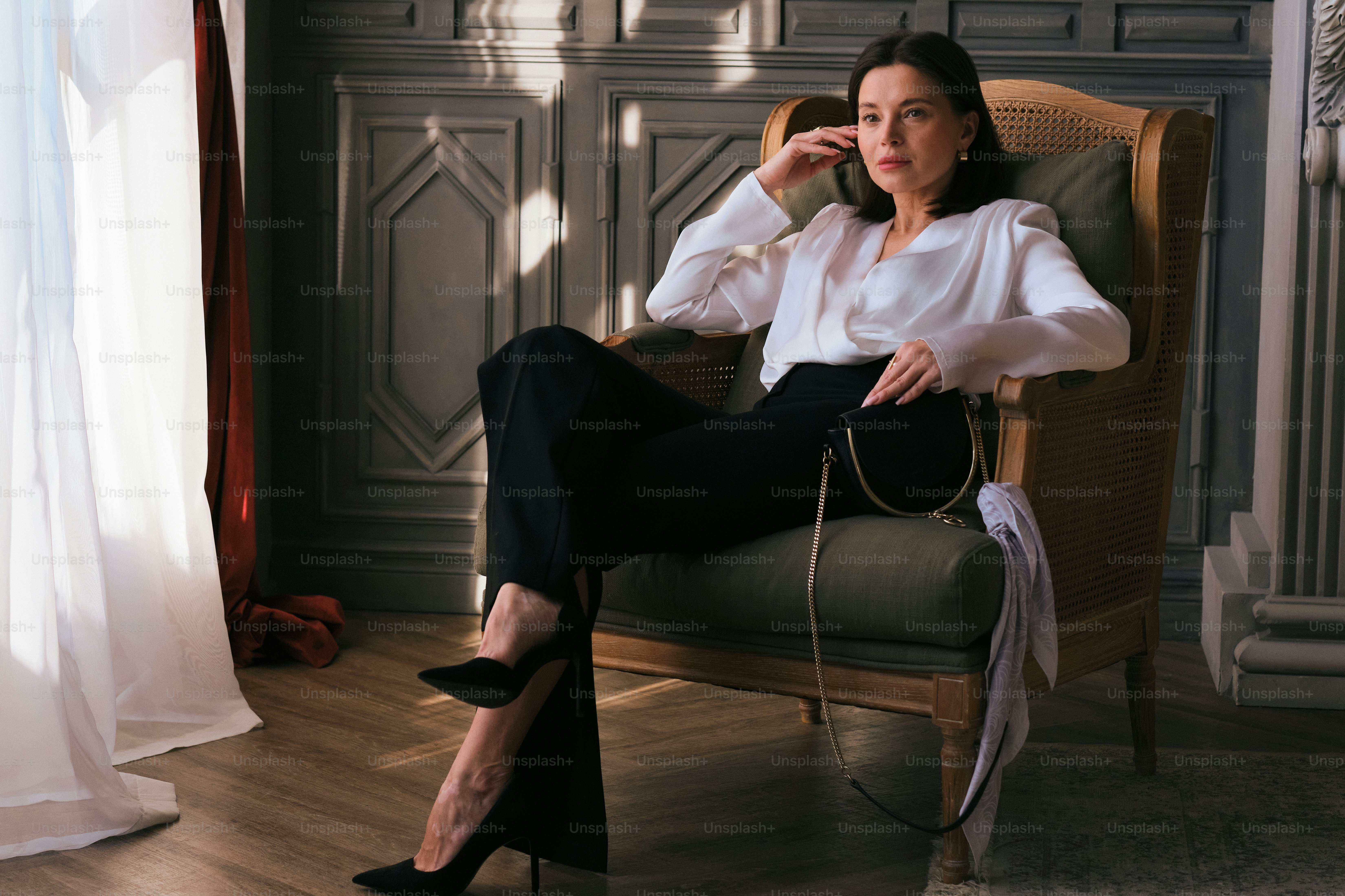 Una mujer sentada en una silla en una habitación