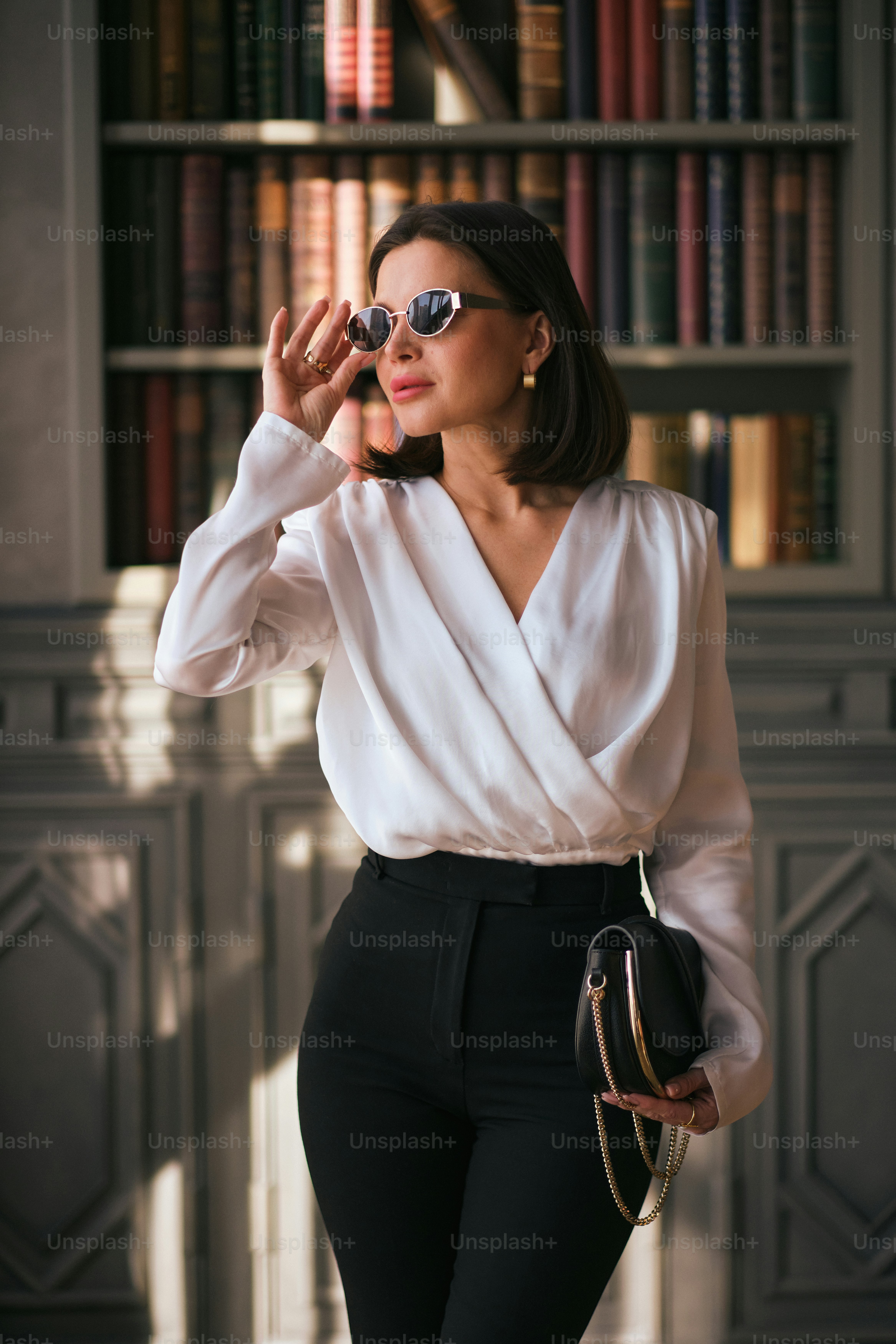 白いシャツと黒いズボンを着た女性