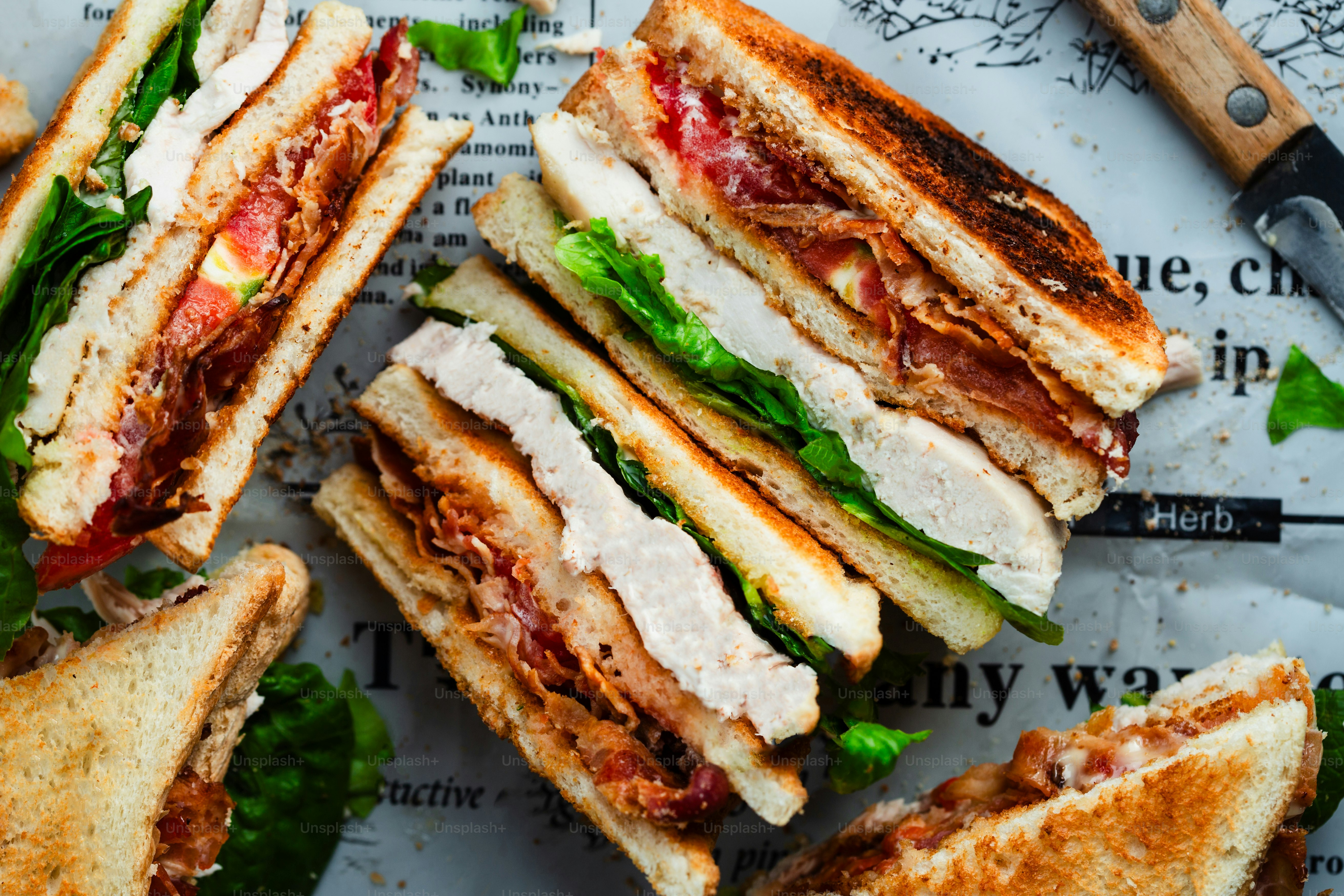 Un sándwich cortado por la mitad encima de un periódico