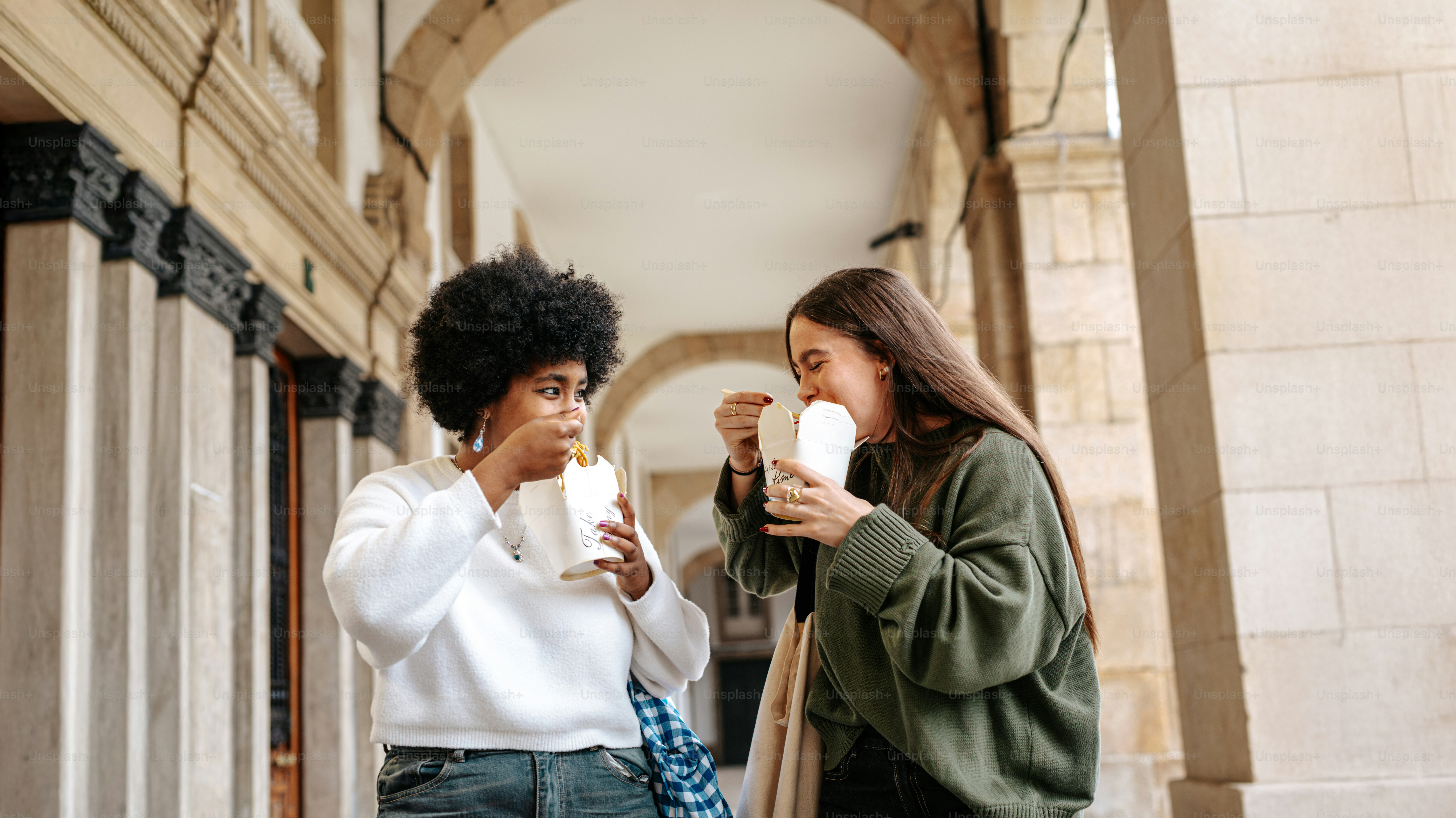 Ein paar Frauen, die nebeneinander stehen