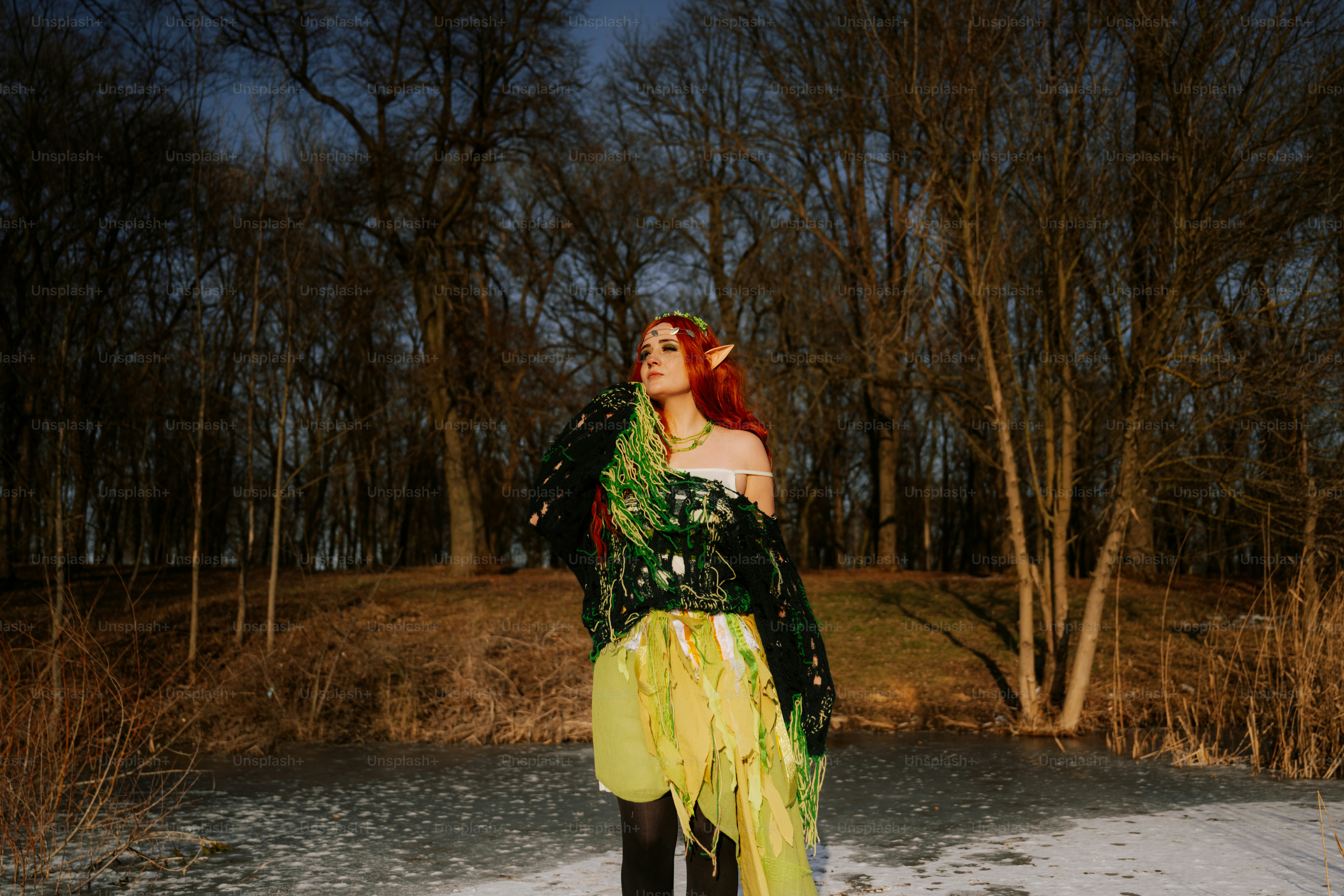 Une femme en robe verte debout dans la neige