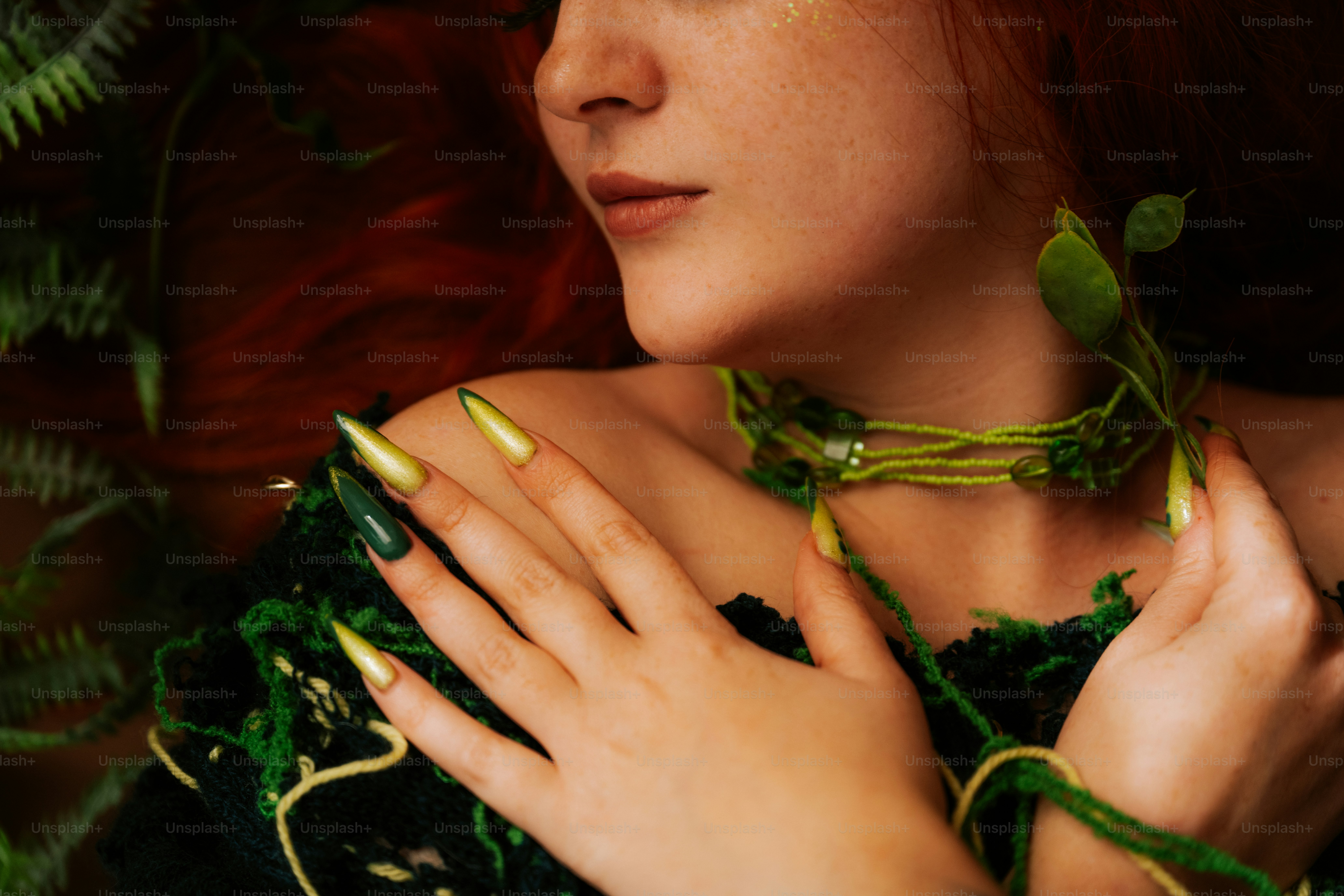 Une femme en robe verte, les mains sur la poitrine