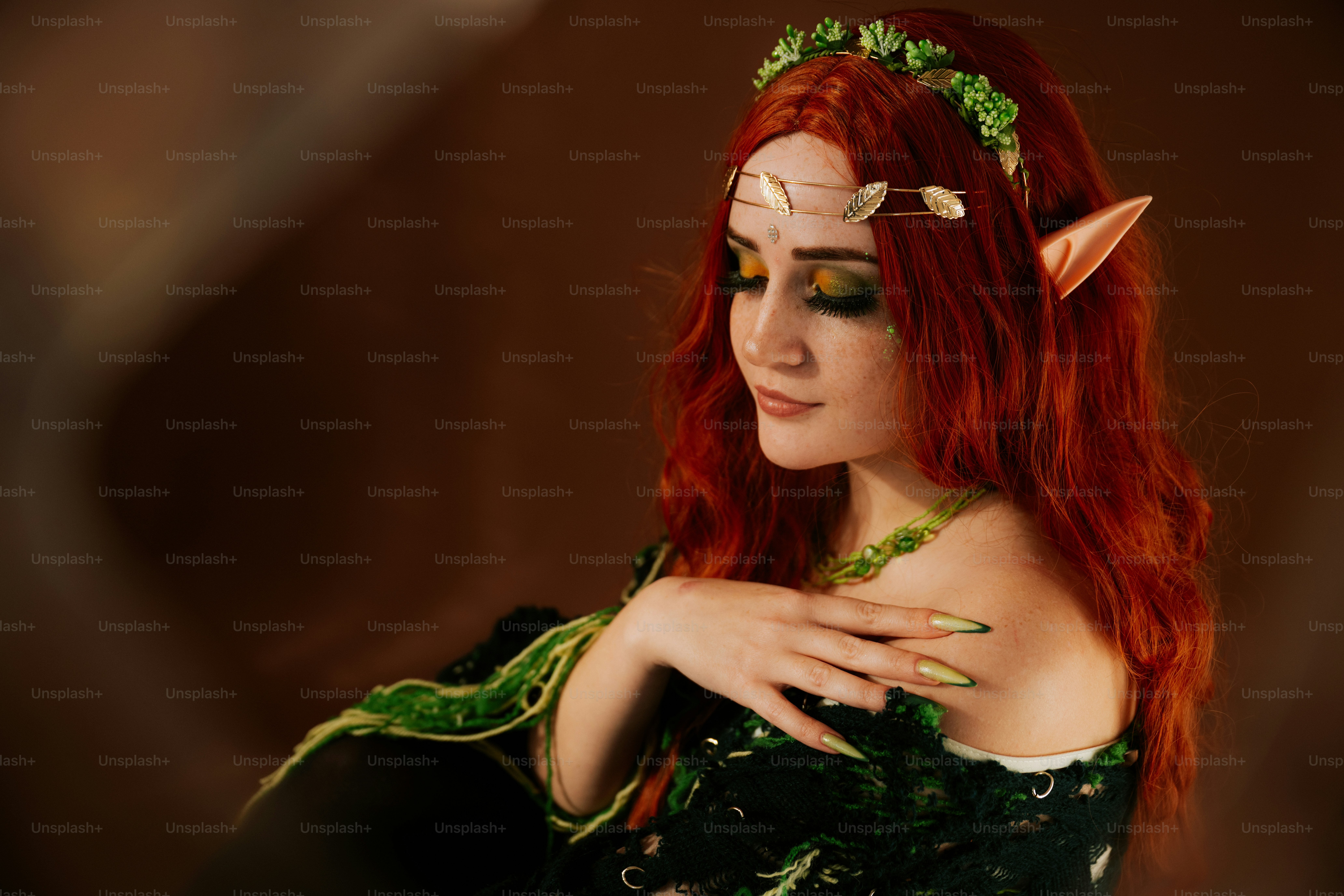 Une femme aux cheveux roux portant une robe verte