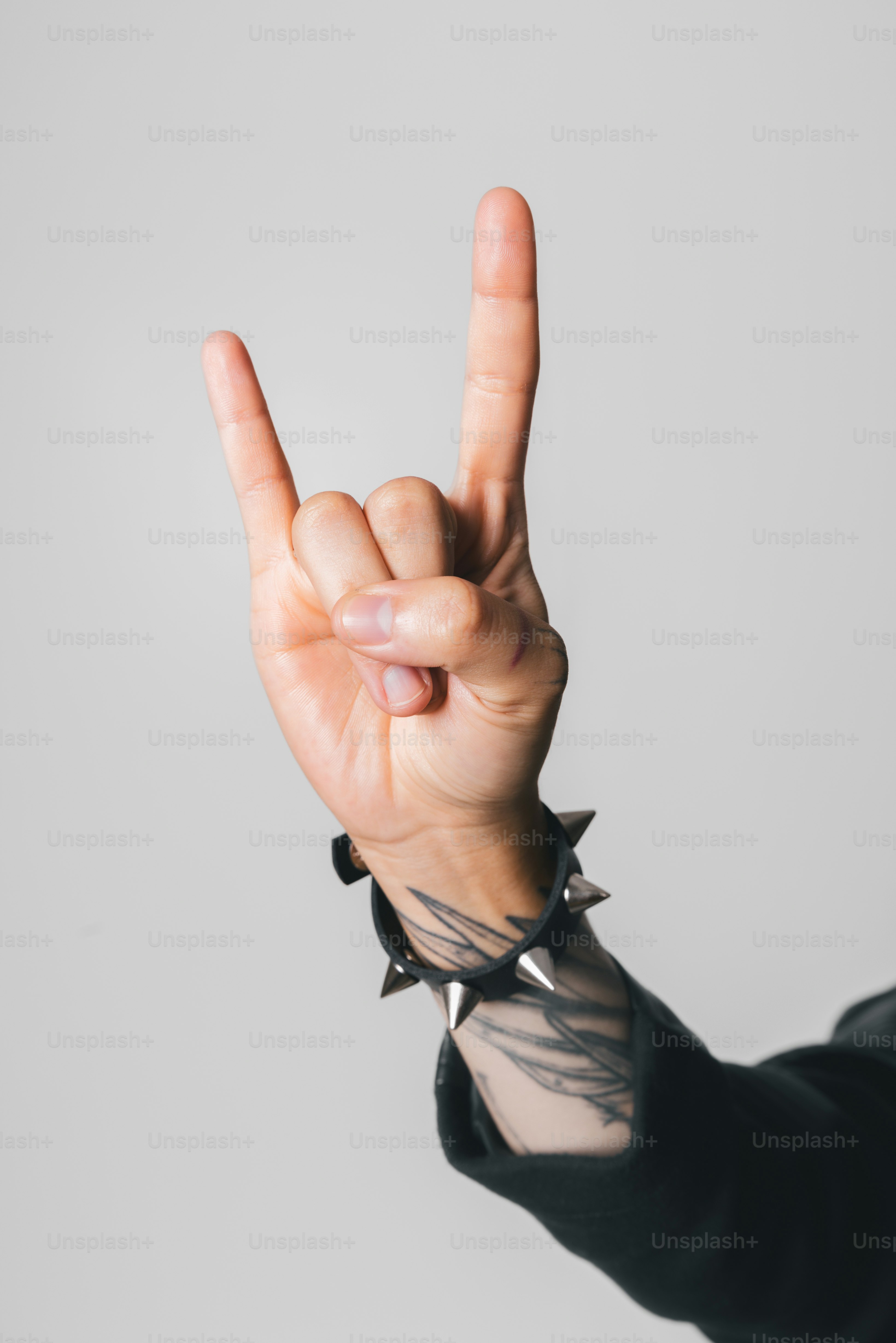 Una mujer haciendo el signo de la paz con la mano