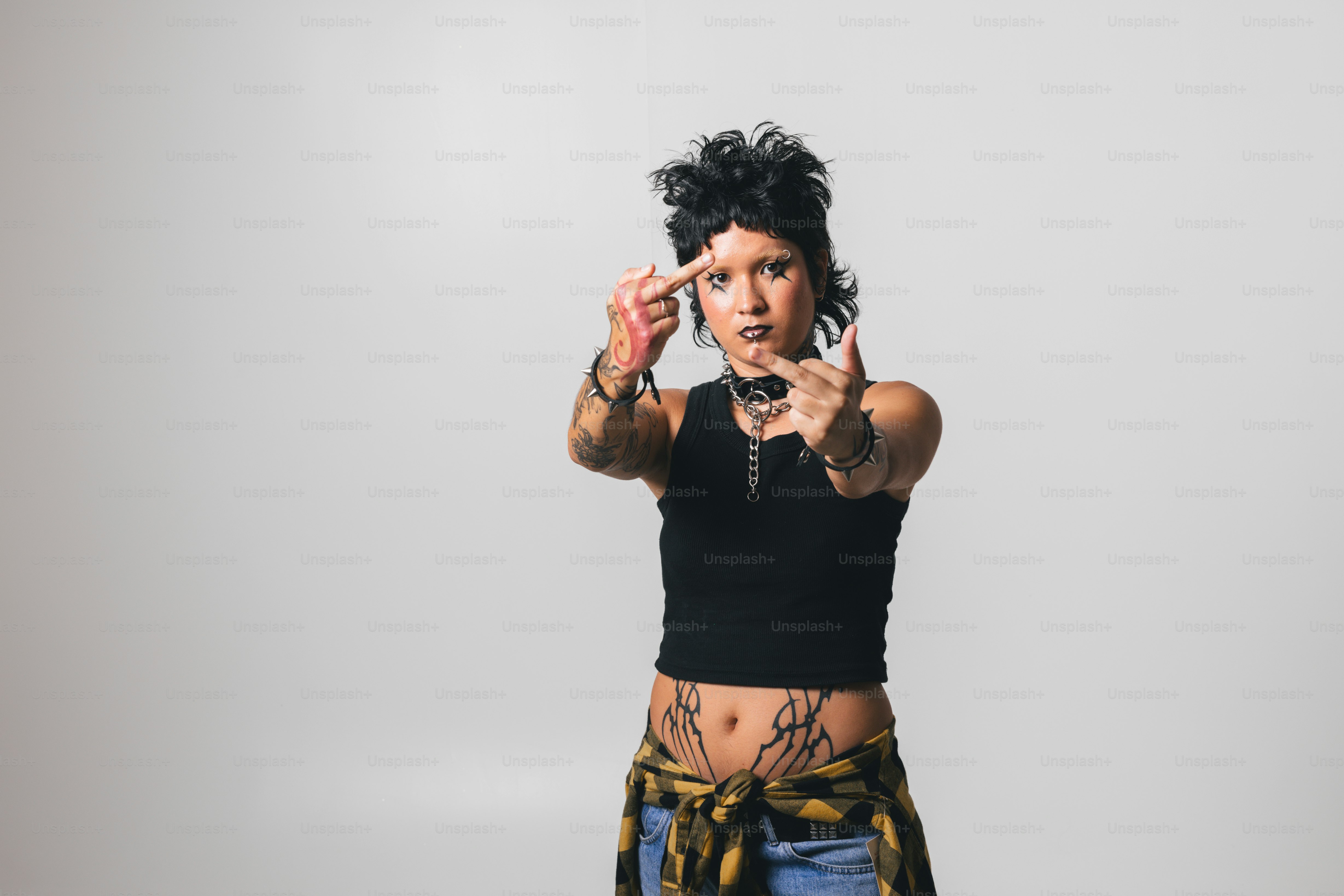 Eine Frau in einem schwarzen Oberteil zeigt auf etwas