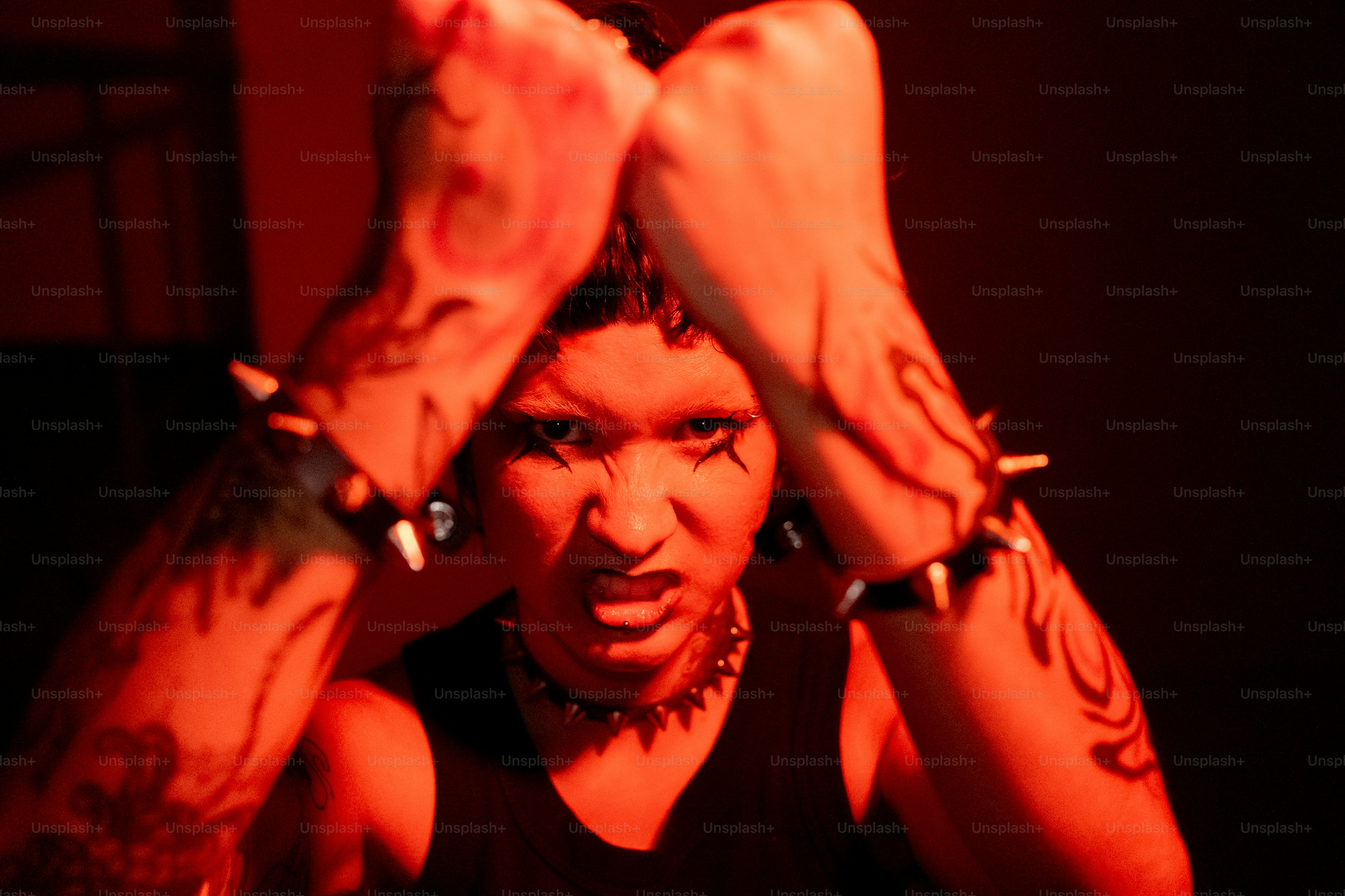 Ein Mann mit den Händen auf dem Kopf