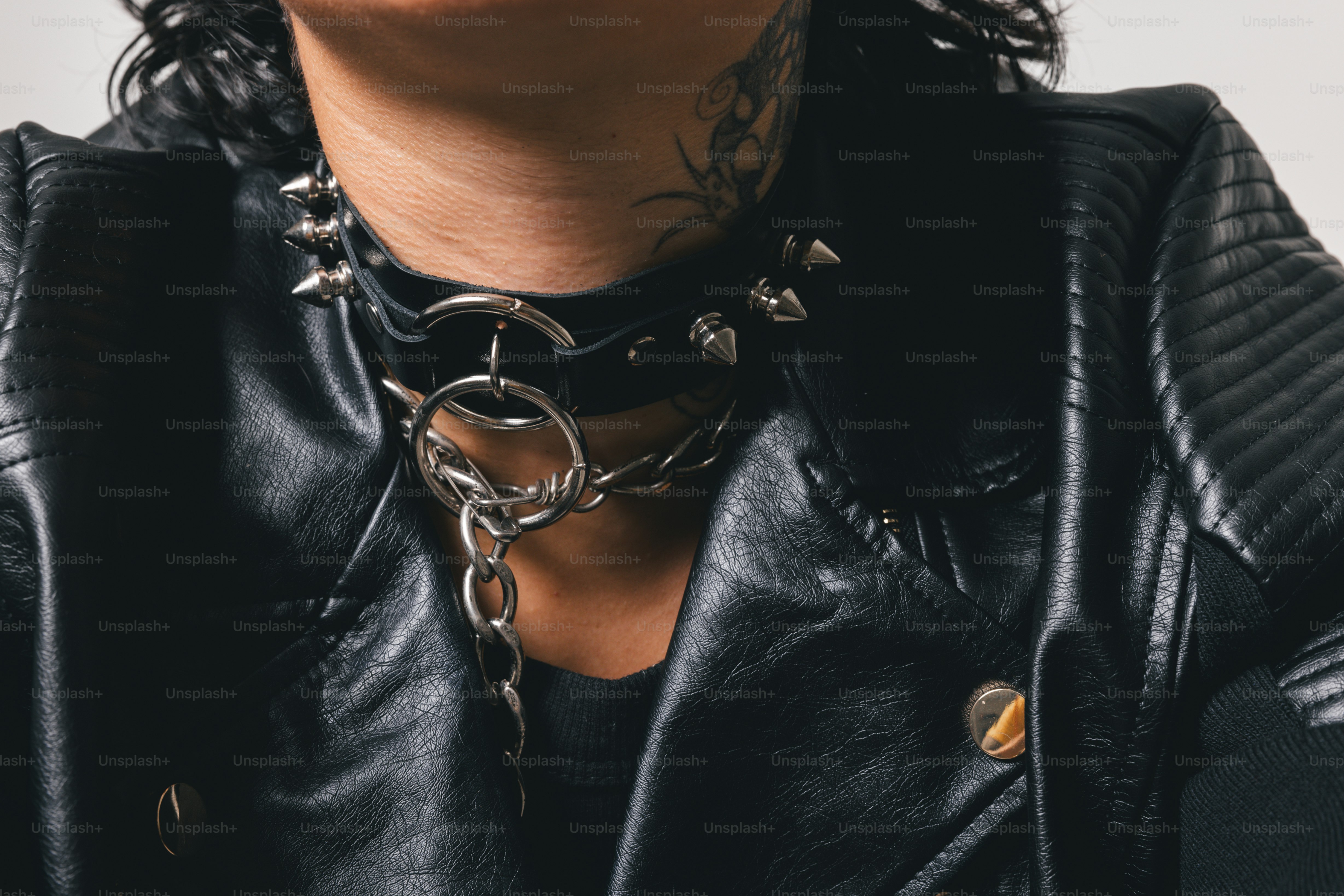 Nahaufnahme einer Person, die eine Lederjacke trägt