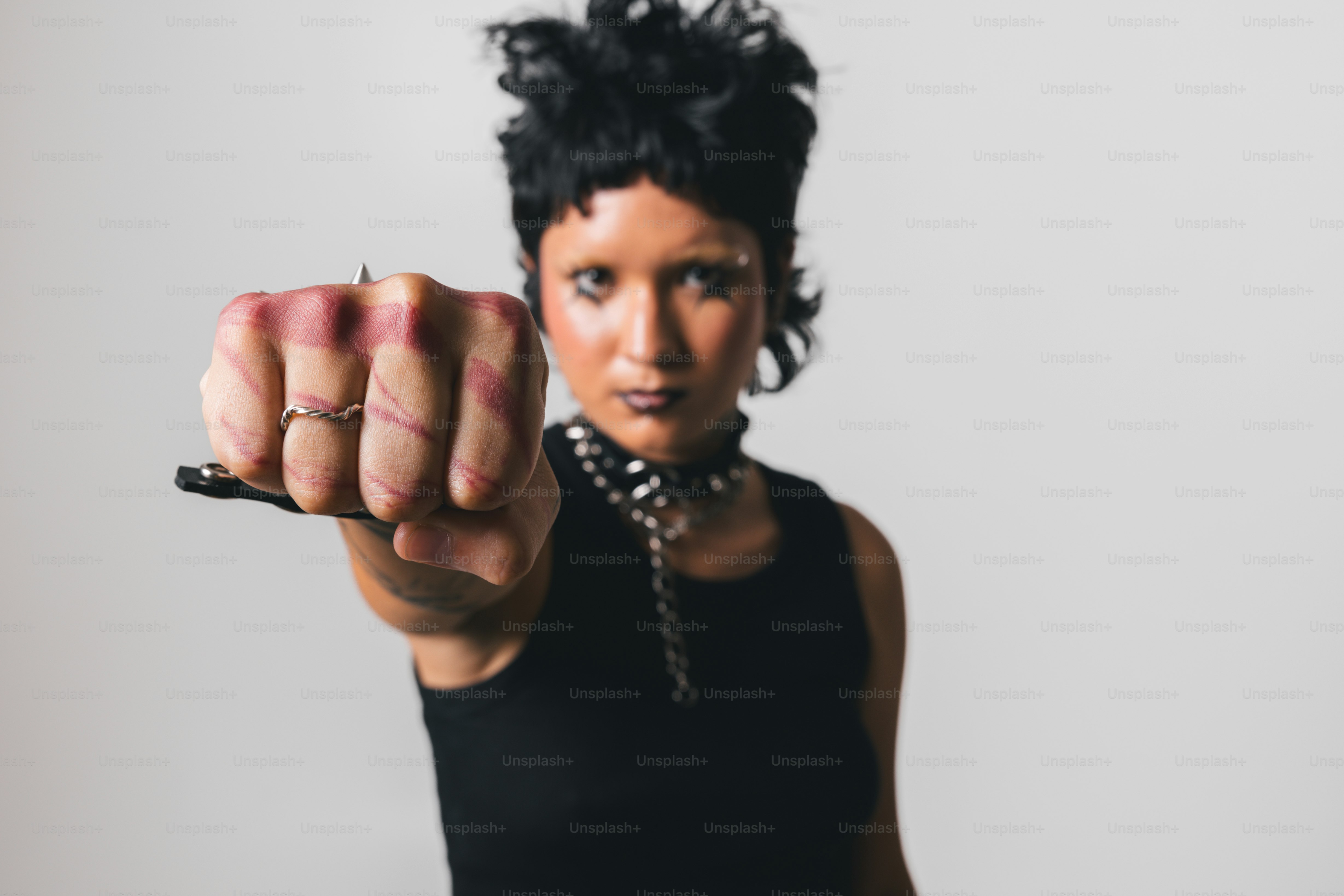 Eine Frau, die eine Waffe in die Kamera richtet