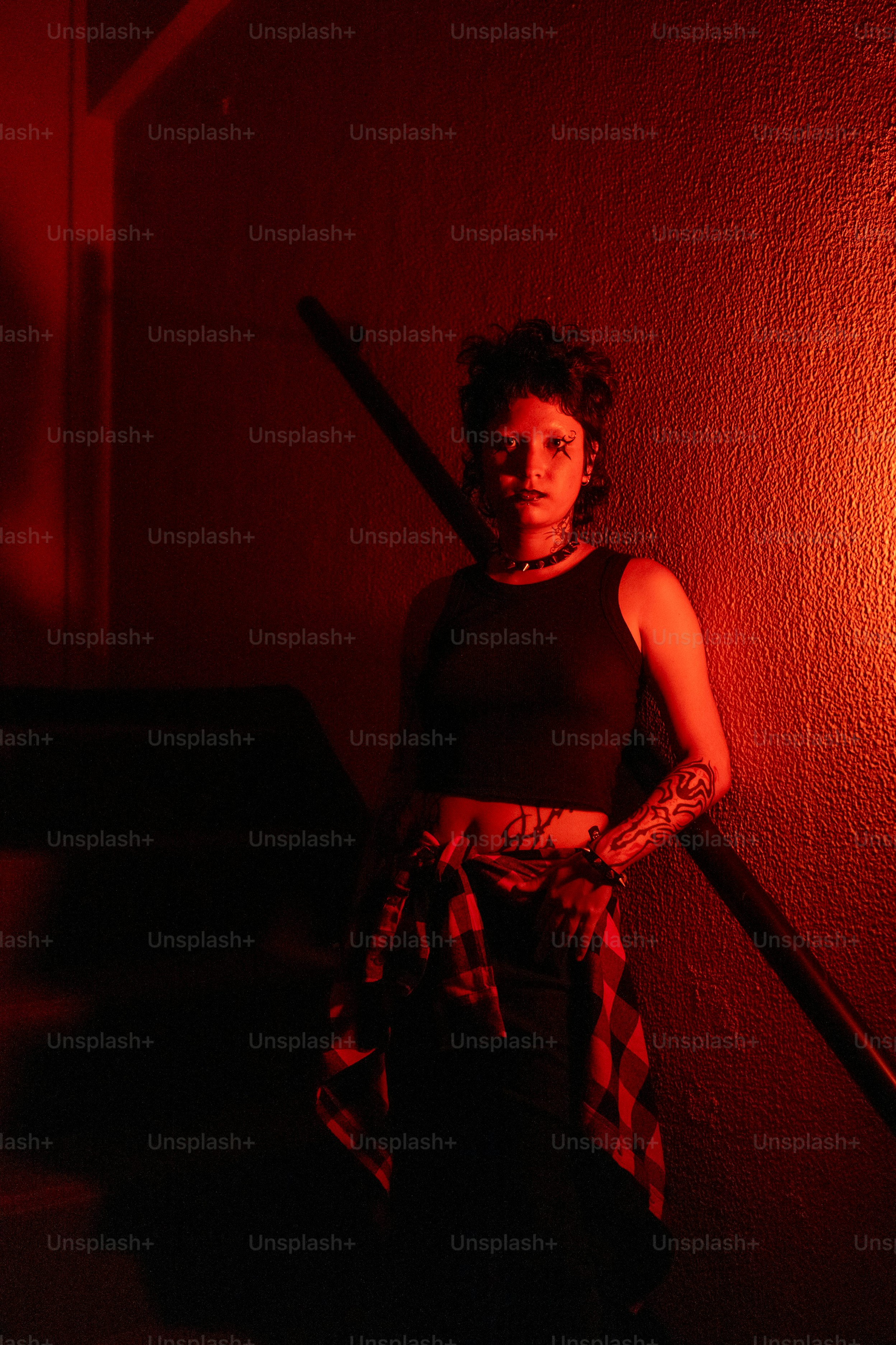 Eine Frau, die vor einer roten Ampel steht