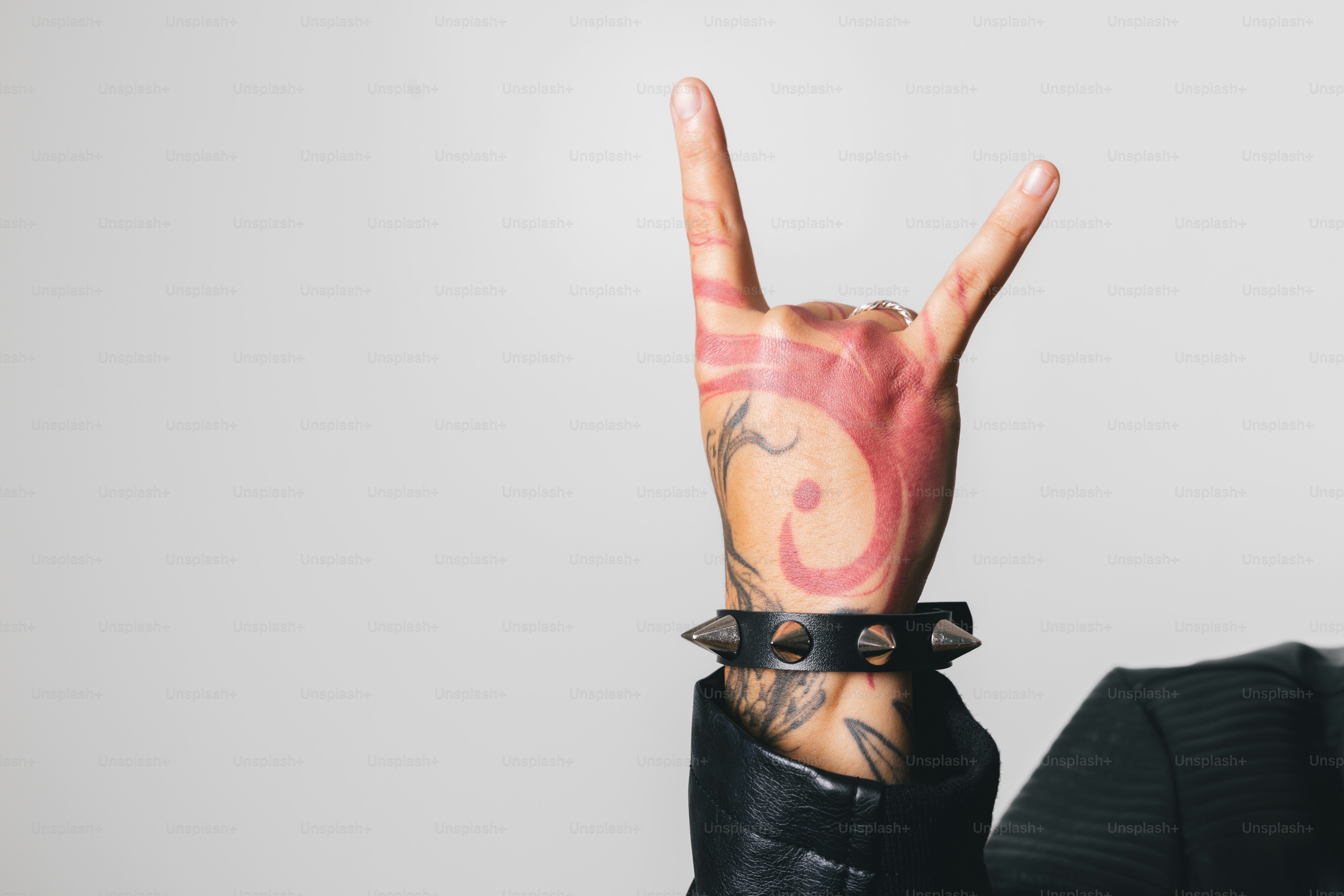 Ein Mann mit einem Peace-Zeichen auf der Hand tätowiert