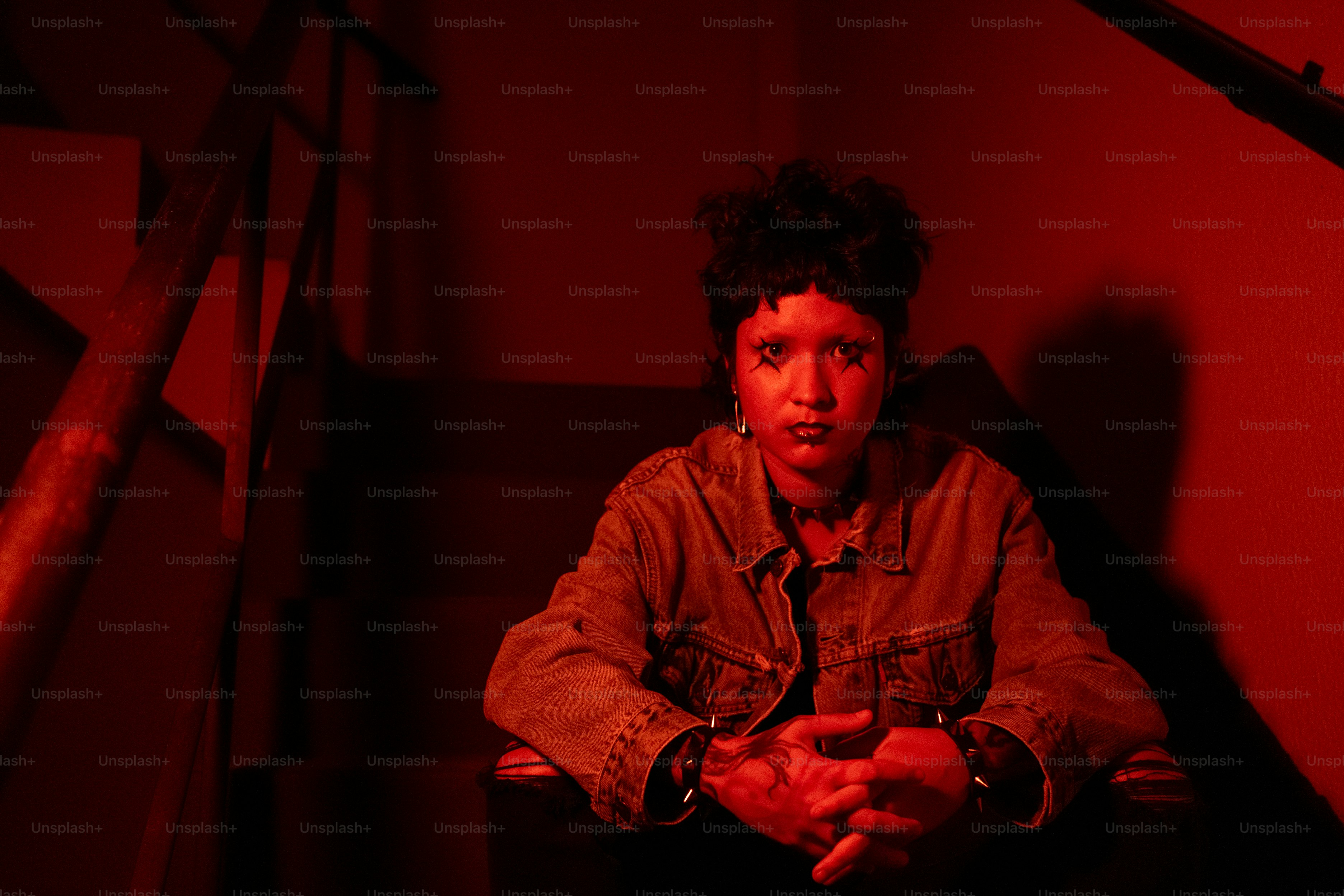 Eine Frau, die auf einer Treppe in einem dunklen Raum sitzt