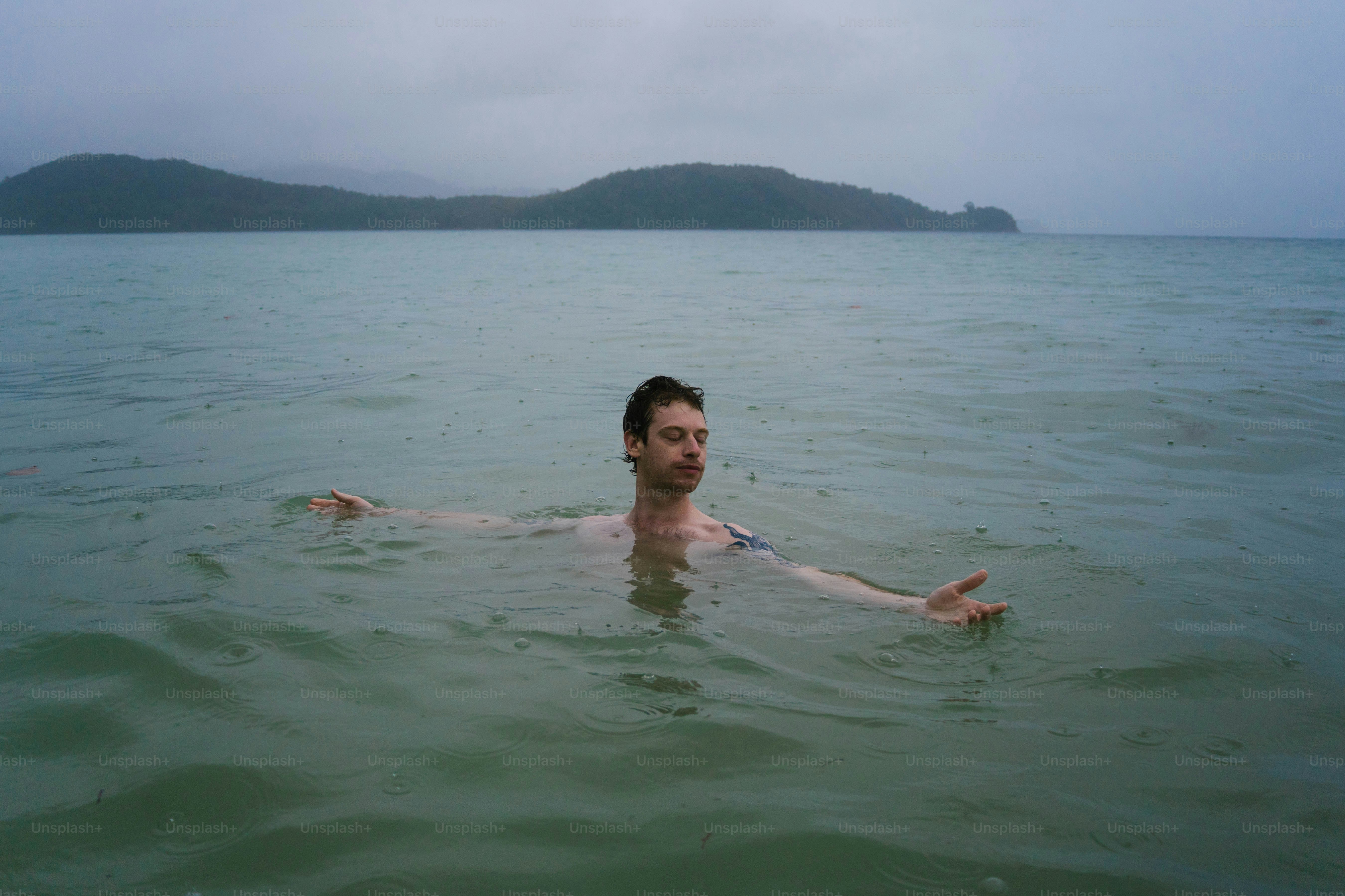 Ein Mann, der auf einem Surfbrett im Ozean treibt