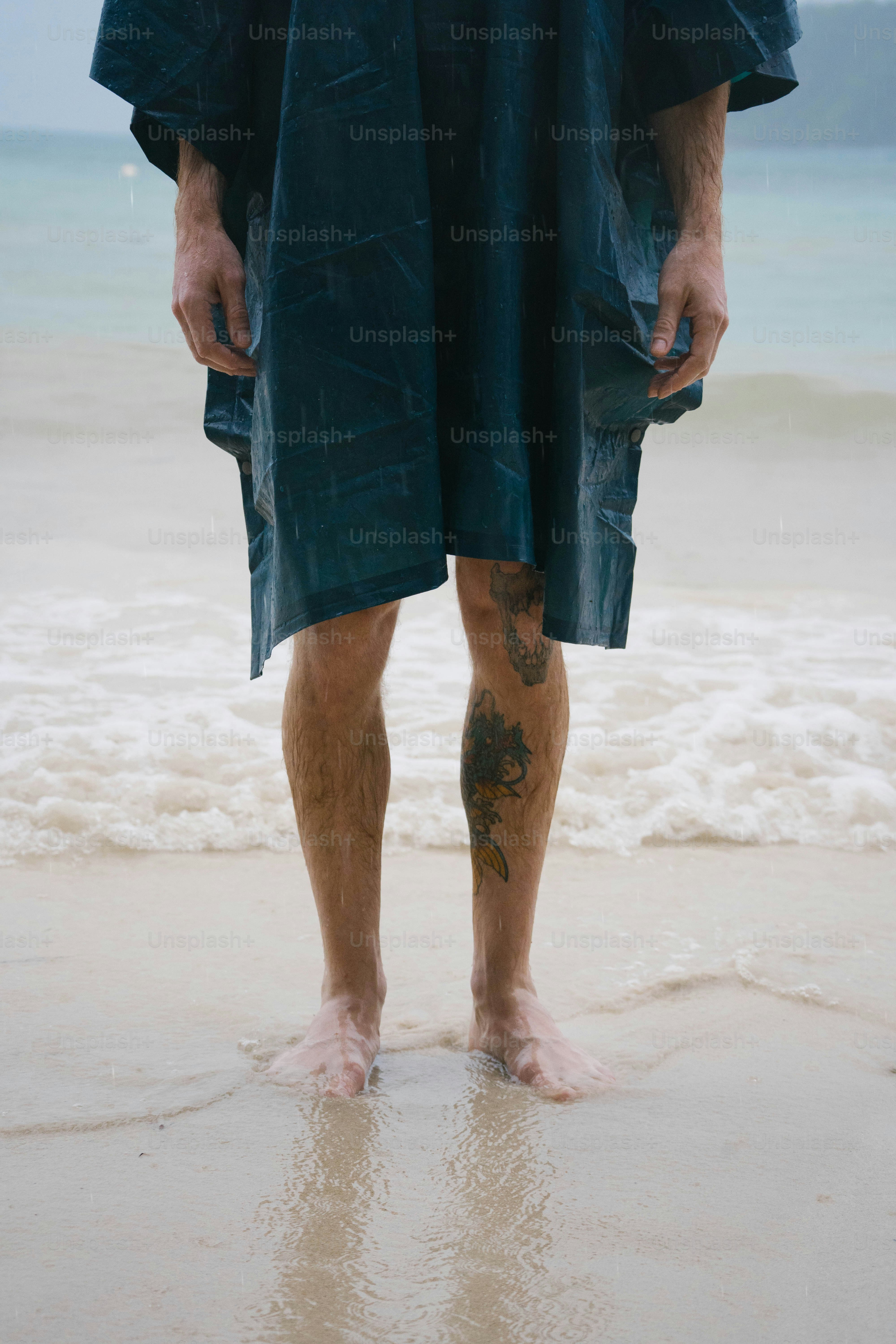 Ein Mann steht an einem Strand am Meer
