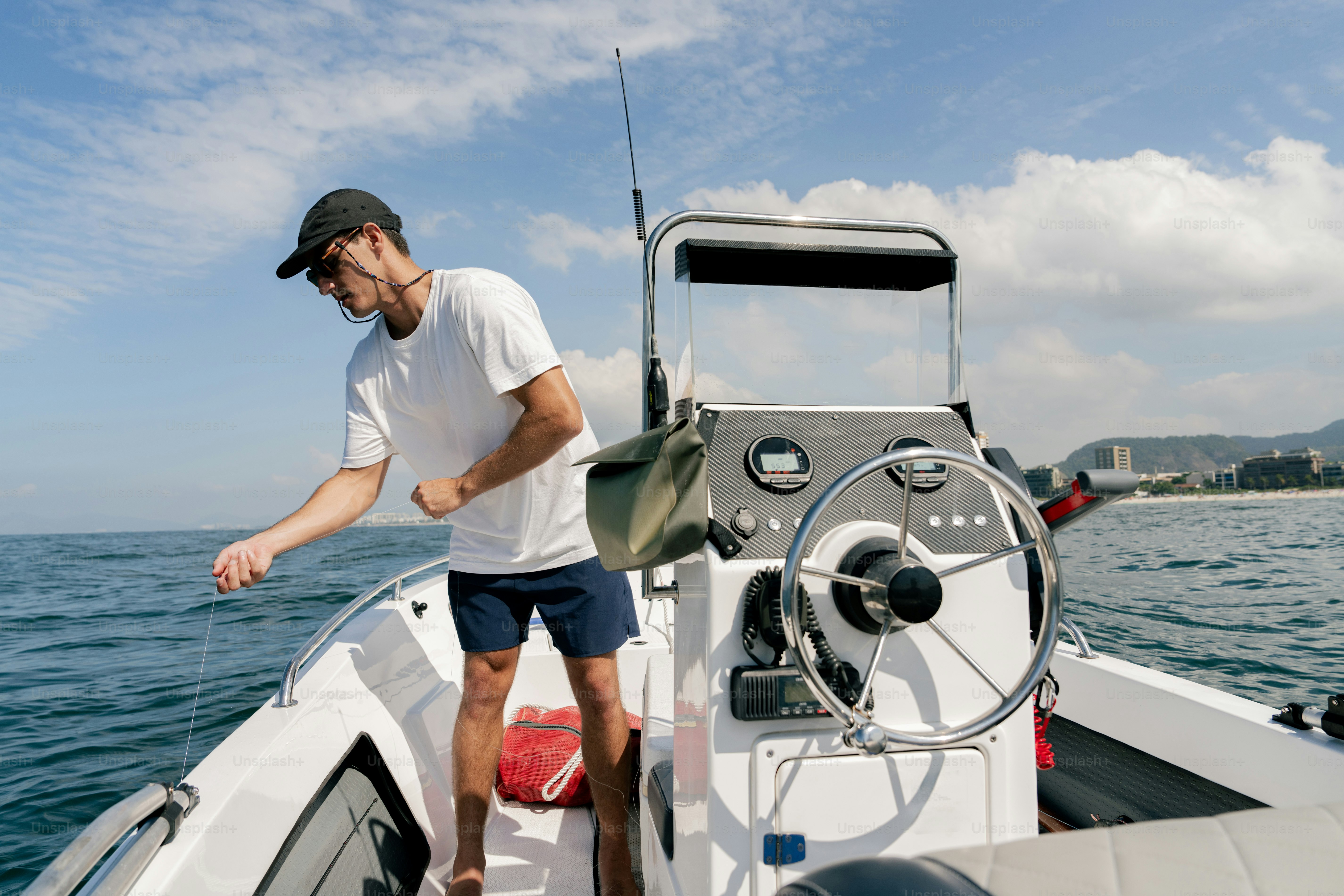 Um homem em pé na proa de um barco