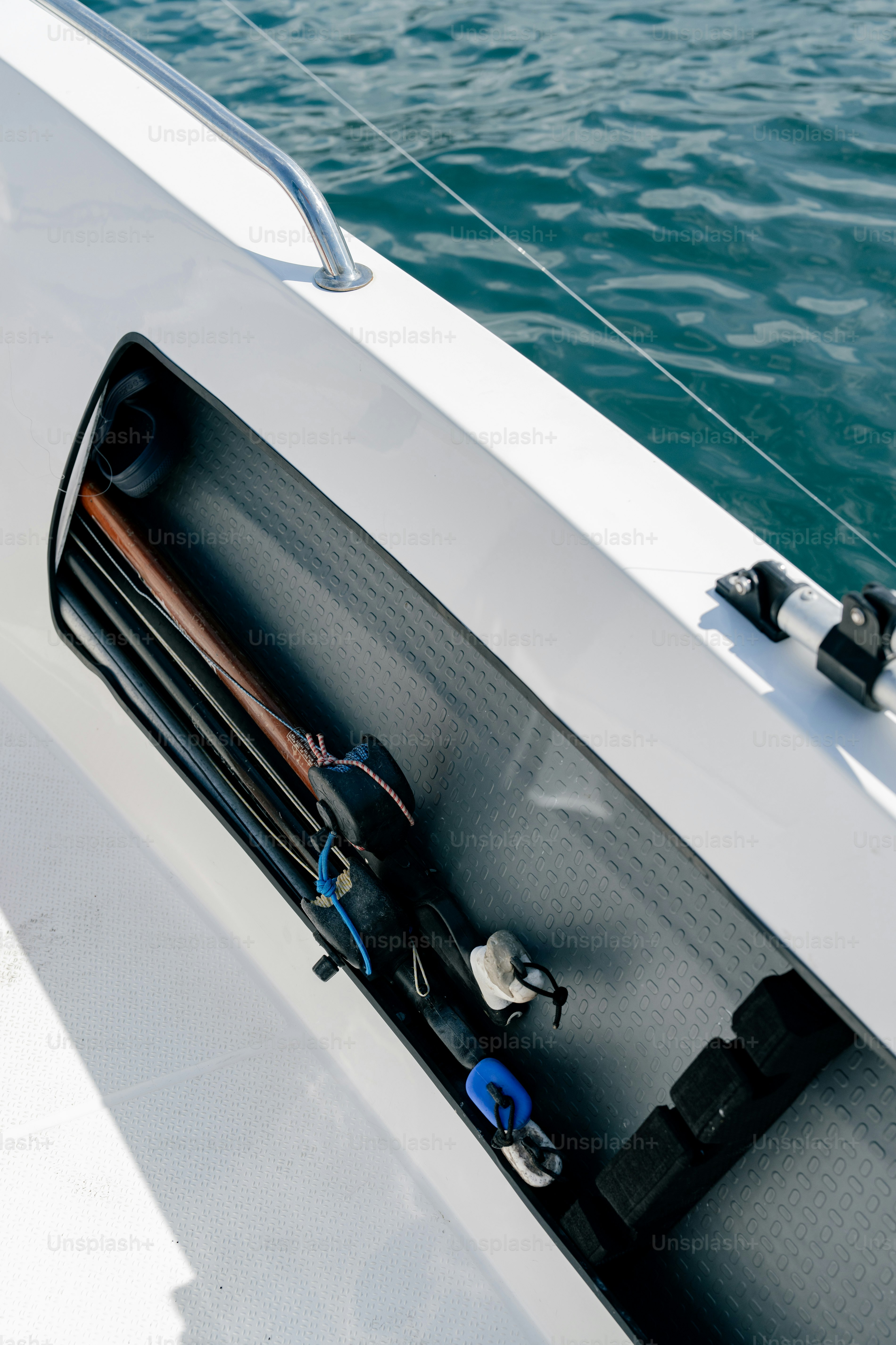 A close up of a boat's front end photo – Man Image on Unsplash