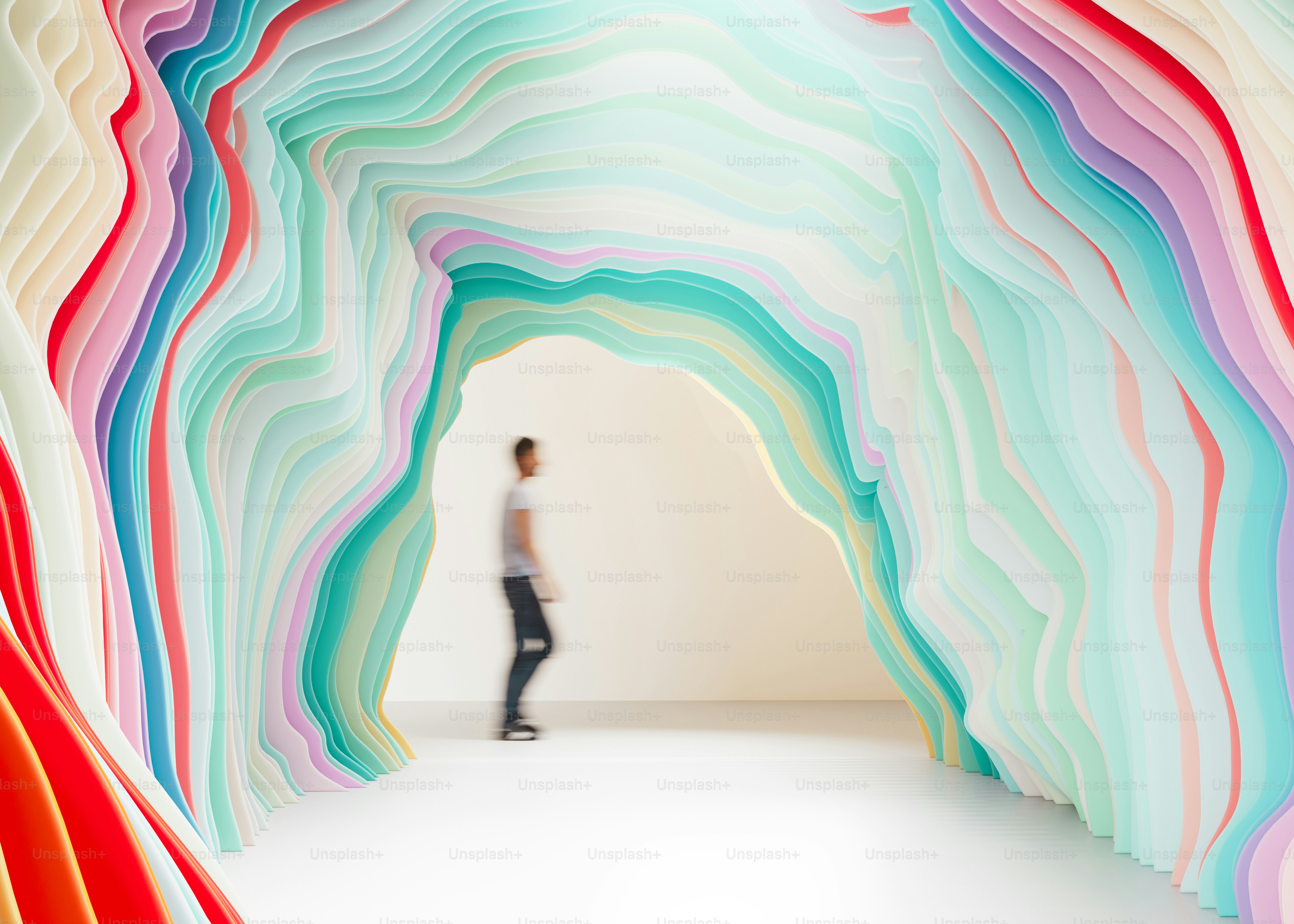 Uma pessoa está andando através de um túnel de papel colorido